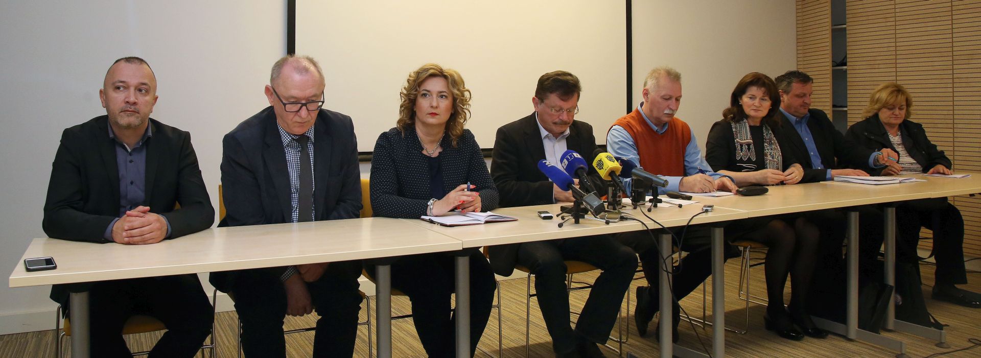 Zagreb, 16.04.2016 - Konferencija za medije Sindikata javnih slubi na temu "Najava pregovora i sindikalnih akcija" odrana je u zgradi sindikata. 
Na konferenciji su najavljeni predstojeæi pregovori Vlade RH i sindikata o osnovici plaæe u javnim slubama, te aktivnosti koje sindikati planiraju. 
foto HINA /Zvonimir KUHTIÆ/ zk
