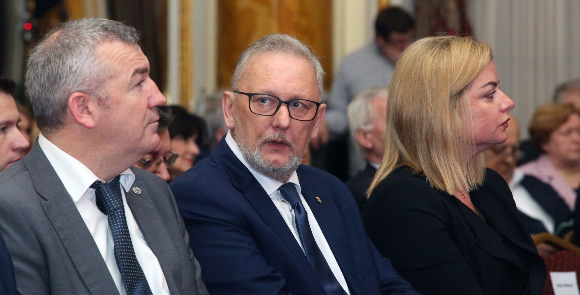 Zagreb, 17.04.2016 - Konferencija "Sigurnost cestovnog prometa" u organizaciji Jutarnjeg lista i uz potporu Ministarstva unutarnjih poslova. Cilj konferencije je senzibiliziranje javnosti na vanost sigurnosti prometa na cestama,  a okupit æe dvjestotinjak najkompetentnijih osoba koje æe raspravljati o toj temi te sudionike iz hrvatskih gospodarskih i politièkih institucija. Na fotografiji (L-D) Nikola Milina, Davor Boinoviæ i Ana Hanekoviæ.
foto HINA /Zvonimir KUHTIÆ/ zk