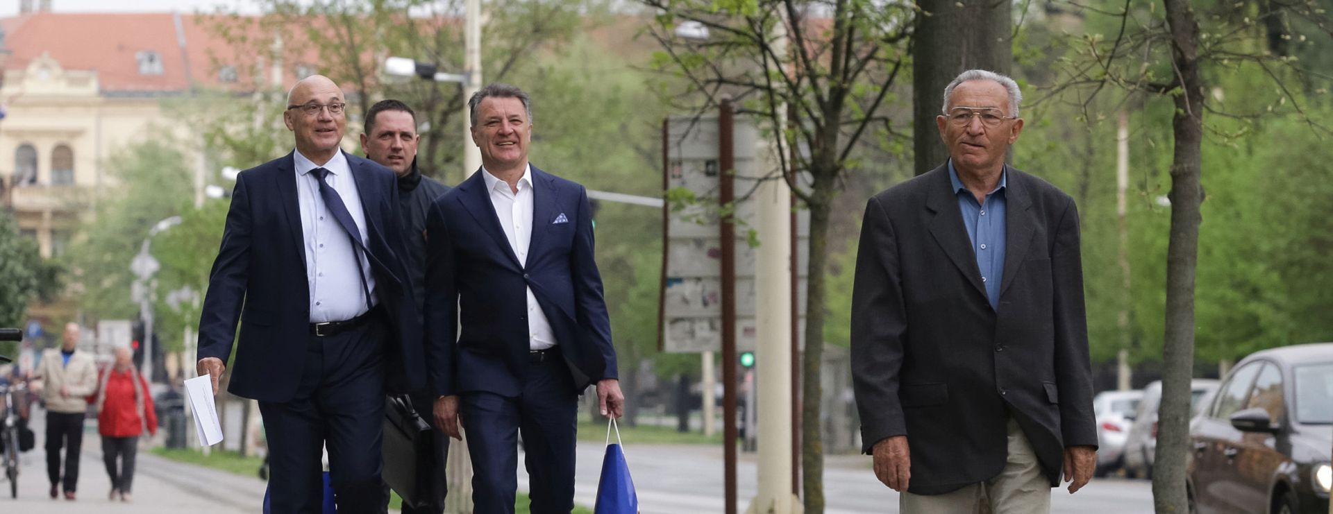 Osijek, 17.4.2018 - Bivi èelnik NK dinama Zdravko Mamiæ, kojemu se na osjeèkom upanijskom sudu uz jo trojicu okrivljnika sudi  za izvlaèenje novca iz toga kluba, u utorak je u svojoj obrani ustvrdio da nije kriv te poruèio da je rtva sramotnog, konstruiranog politièkog procesa, u kojem je upotrijebljen "cijeli hrvatski sustav i novac poreznih obveznika". Na slici odvjetnik Veljko Miljeviæ i Zdravko Mamiæ.
foto HINA/ ua
