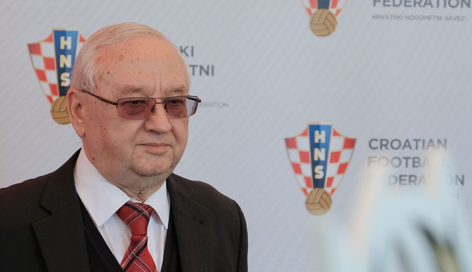 Zagreb, 17.004.2018. - Druženje navijača i predstavnika medija povodom skorašnjeg nastupa hrvatske nogometne reprezentacije na Svjetskom prvenstvu u Rusiji. Okupljenima su se obratili predsjednik HNS-a Davor Šuker, veleposlanik Ruske Federacije u Republici Hrvatskoj Anvar Azimov te gradonačelnik Zagreba Milan Bandić.
Na fotografiji Anvar Azimov.
foto HINA/ Edvard ŠUŠAK/ es