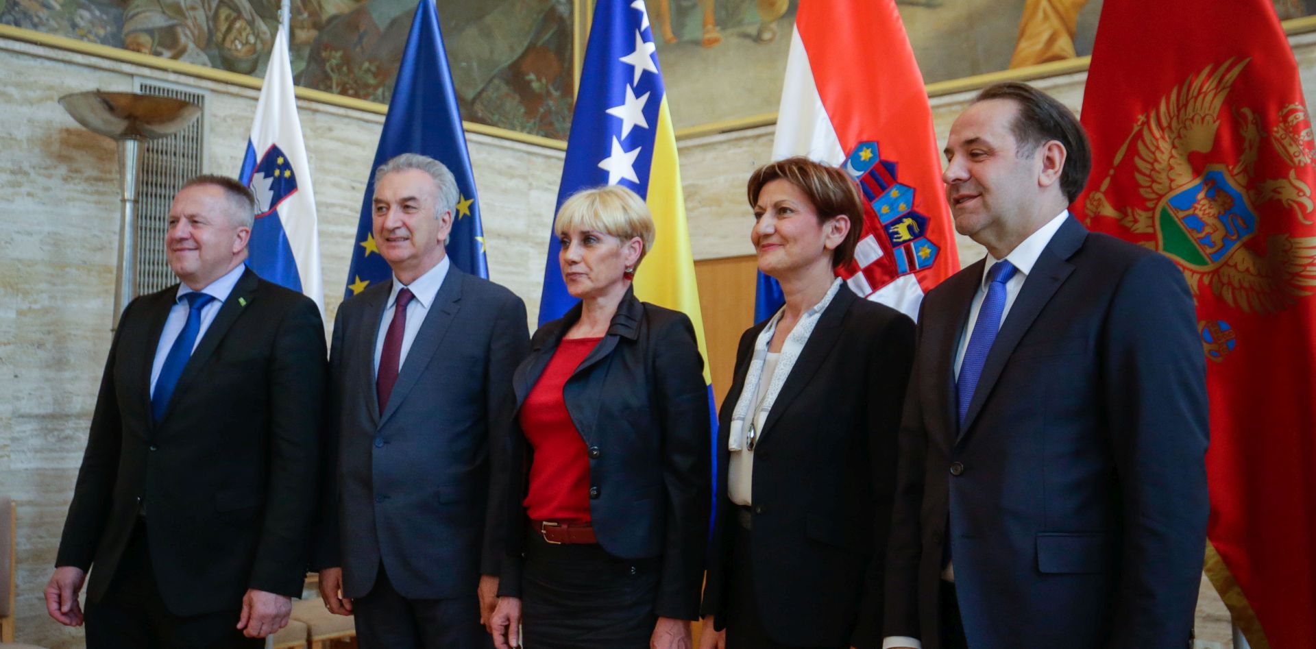 Bled, 17.4.2018 - Postignuti naèelni sporazum s vjerovnicima Agrokora veliki je korak prema konaènoj nagodbi, a cilj je da se tekst nagodbe sa svim detaljima sastavi do 10. srpnja, izjavila je u utorak potpredsjednica Vlade i ministrica gospodarstva Martina Daliæ koja je na Bledu s ministrima gospodarstva iz regije razgovarala o trenutnoj situaciji i daljnjim koracima u rjeavanju stanja u Agrokoru. Na slici Zdravko Poèivalek, Mirko aroviæ, Biljana Jakiæ, Martina Daliæ i Rasim Ljajiæ.
foto HINA/ STA/ Anze Malovrh/ ua