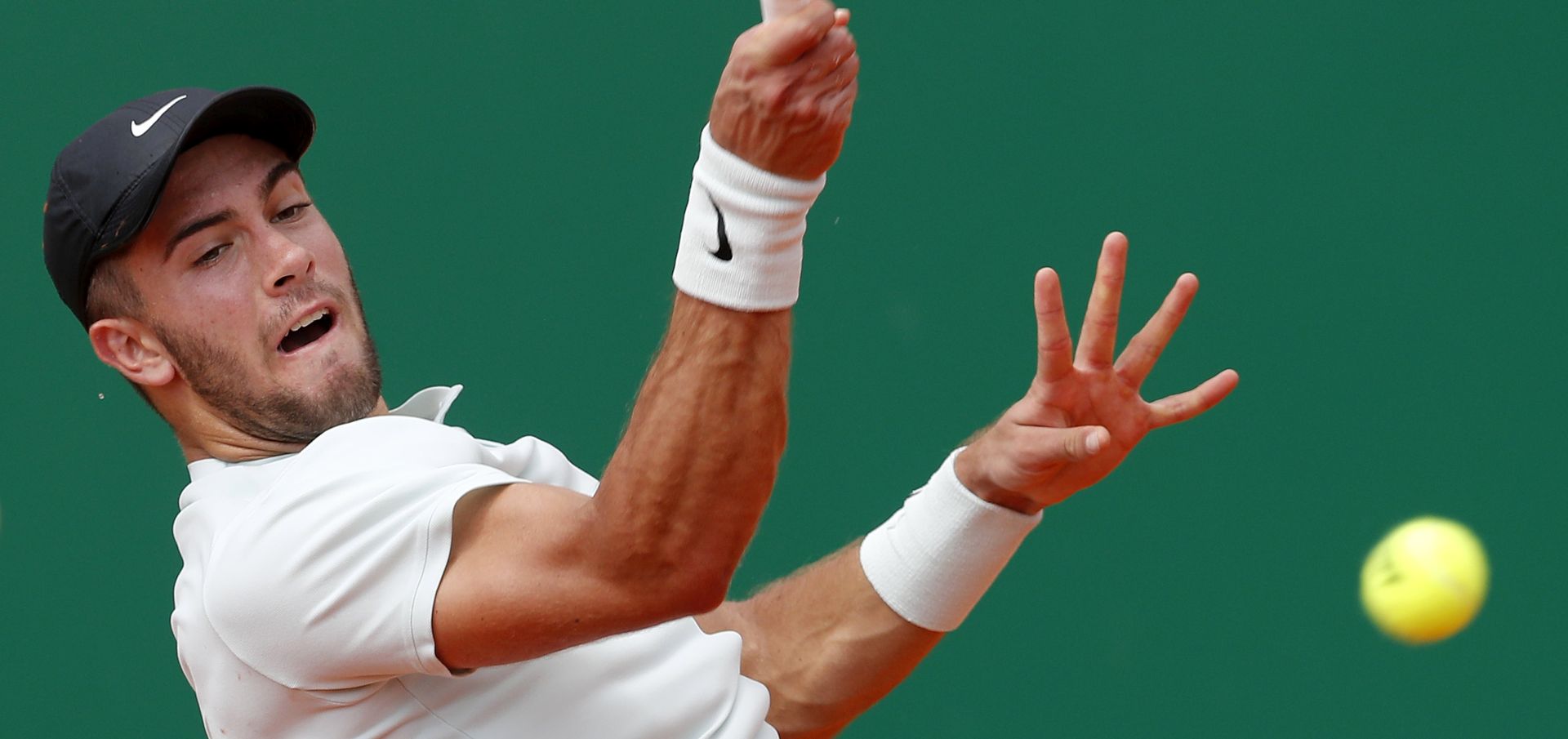epa06677056 Borna Coric of Croatia returns the ball to Novak Djokovic of Serbia during their second round match at the Monte-Carlo Rolex Masters tournament in Roquebrune Cap Martin, France, 18 April 2018.  EPA/SEBASTIEN NOGIER