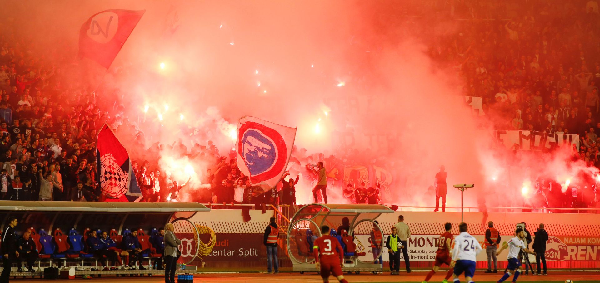 Split, 18.4.2018 - Utakmica 30. kola Prve HNL Hajduk - Cibalia na stadionu Poljud. Na slici bakljada Torcide.
foto HINA/ Mario STRMOTIÆ/ ua