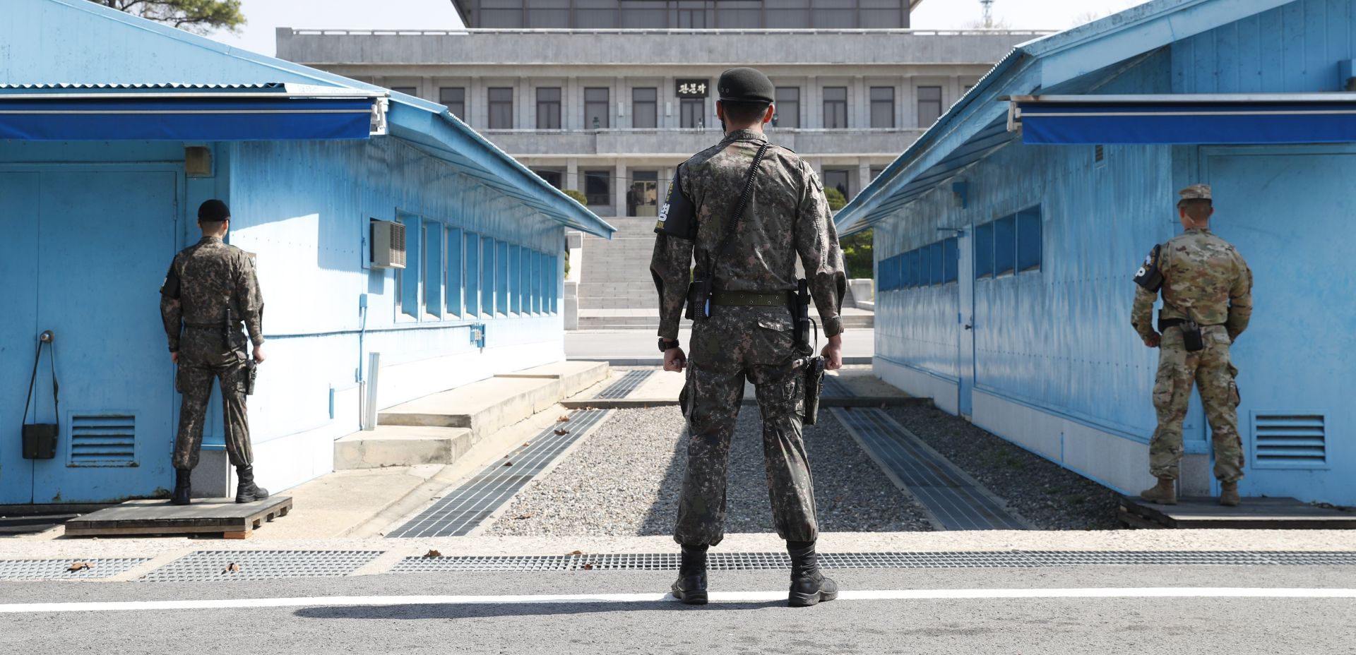 epa06678615 South Korean soldiers stand guard at the Joint Security Area (JSA) on the Demilitarized Zone (DMZ) in the border village of Panmunjom in Paju, South Korea, 18 April 2018 (issued 19 April 2018). The Inter-Korean summit will take in the truce village of Panmunjom on 27 April.  EPA/JEON HEON-KYUN