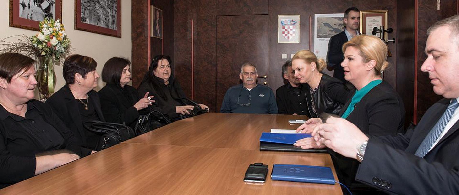 ibenik, 19.04.2018 - Predsjednica Hrvatske Kolinda Grabar Kitaroviæ treæeg dana posjeta ibensko-kninskoj upaniji gdje je privremeno izmjestila svoj ured, sastala se s obiteljima vatrogasaca stradalih 2007. godine na otoku Kornatu.
foto HINA/ ds