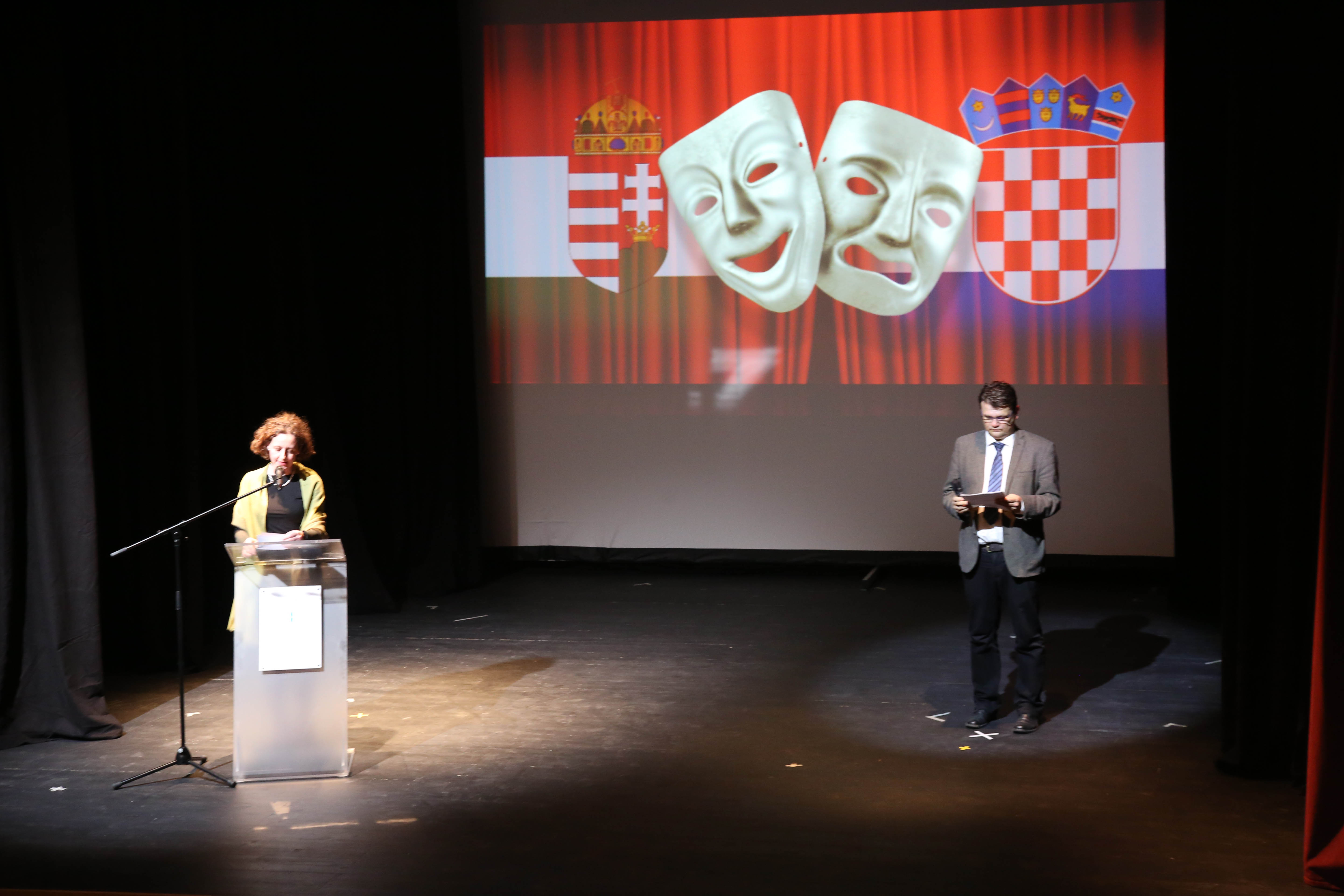 Peèuh, 18.04.2018 - Ministrica kulture Nina Obuljen Korinek sudjelovala je na sveèanosti otvorenja obnovljenog Hrvatskog kazalita u Peèuhu. Obnova fasade i interijera zgrade u Aninoj ulici 17 poèela je 2014. godine. Hrvatsko kazalite u Peèuhu svoj je rad poèelo 1992. godine u sklopu manjinskog teatra Peèuha, a godine 1995. poèelo je samostalno djelovati kao ivo sredite hrvatske zajednice u Peèuhu.
foto HINA /Zvonimir KUHTIÆ/ zk