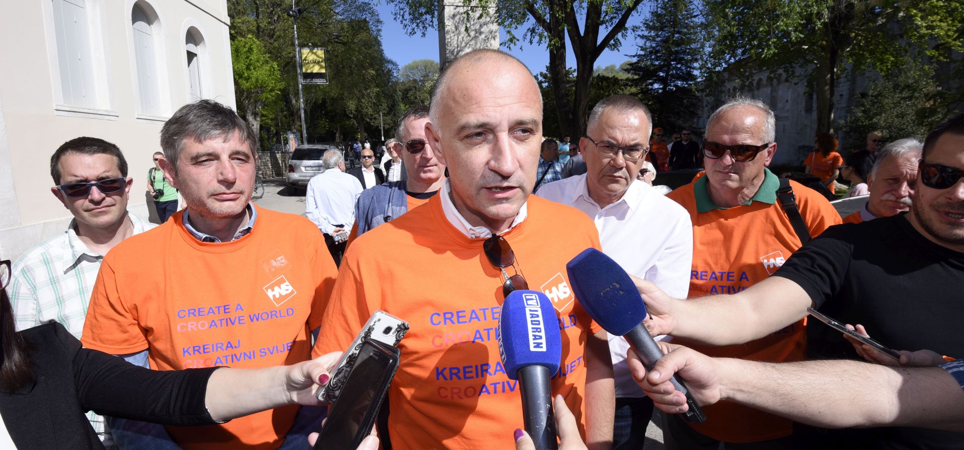 Split, 21.04.2018. - Èlanovi HNS-a Splitsko dalmatinske upanije obiljeili su Dan kreativnosti i inovacija putanjem balona ispred Galerije umjetnina u Splitu. Na slici predsjednik podrunice HNS-a Split Goran Kovaèeviæ, predsjednik HNS-a Ivan Vrdoljak i predsjednik upanijske organizacije HNS-a Splitsko-dalmatinske upanije Klement Baiæ.
foto HINA/ Mario STRMOTIÆ/ ua