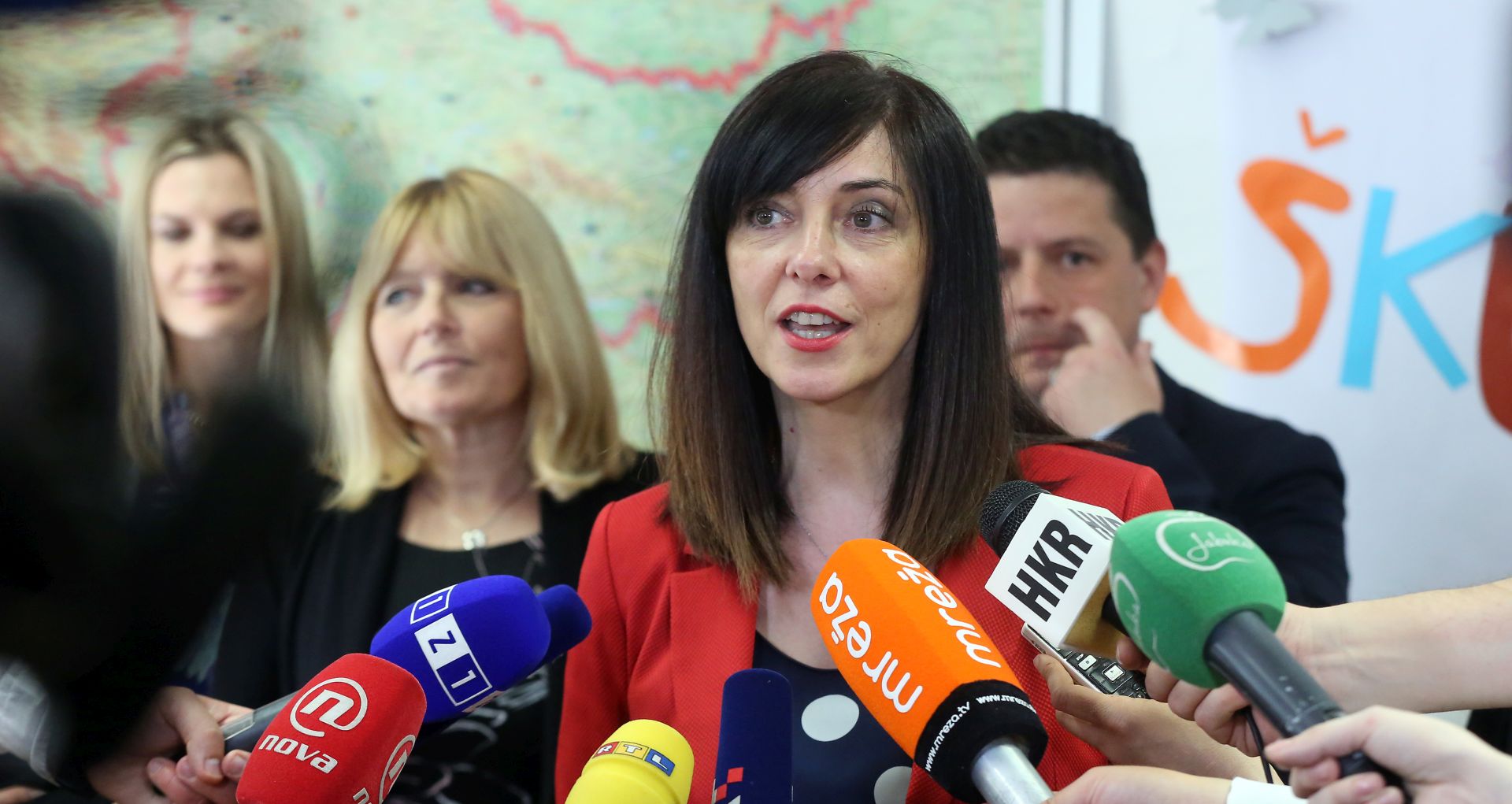 Zagreb, 23.04.2018 - Ministrica znanosti i obrazovanja Blaenka Divjak obila je Info centar kurikularne reforme "kola za ivot", koji se otvorio u Berislaviæevoj ulici, te se upoznala s èlanovima projektnog tima i odrala sastanak s mentorskim skupinama. Nakon slubenog obilaska izjave za medije dale su ministrica Blaenka Divjak i Arijana Blaeviæ, èlanica mentorske skupine koja prati proces uvoðenja kurikularne reforme u kole. Na fotografiji Blaenka Divjak.
foto HINA/ Denis CERIÆ /dc