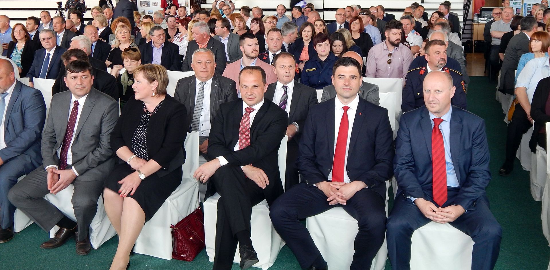 Bedekovèina, 23.04.2018. - Sveèanom sjednicom u kolsko-sportskoj dvorani u Bedekovèini Krapinsko-zagorska upanija obiljeila je Dan upanije te 25. godinjicu osnutka. Na fotografiji Sinia Hajda Donèiæ, Davor Bernardiæ, eljko Kolar.
foto HINA/ Sinia KALAJDIJA/ ml