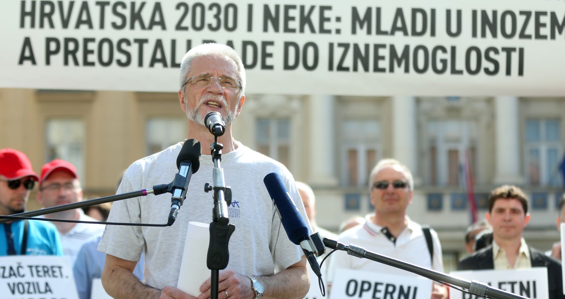 Zagreb, 25.04.2018 - Nezavisni hrvatski sindikati (NHS) organizirao je na Trgu sv. Marka skup upozorenja pod nazivom "Rad do iznemoglosti neće oporaviti mirovinski sustav ili Hrvatska 2030. i neke: mladi u inozemstvu, a preostali rade do iznemoglosti". Na fotografiji Krešimir Sever.   foto HINA/ Daniel KASAP/ dk