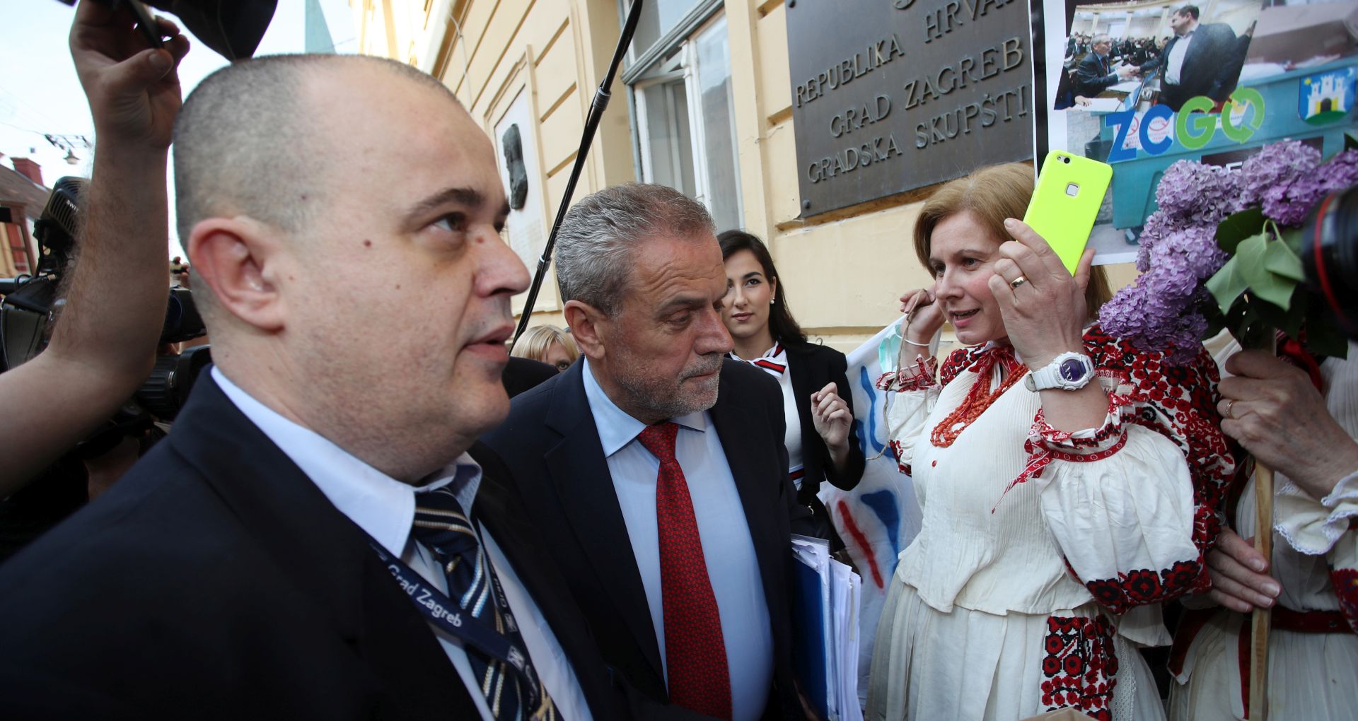 Zagreb, 26.04.2018 - UZOR, Udruga za zatitu okolia Resnik organizira prosvjed povodom sjednice Gradske skuptine Grada Zagreba na kojoj se treba usvojiti prijedlog Plana gospodarenja otpadom u Gradu Zagrebu. Na slici zagrebaèki gradonaèelnik Milan Bandiæ prolazi pored prosvjednika ispred Gradskog poglavarstva.
foto HINA/ Damir SENÈAR /ds
