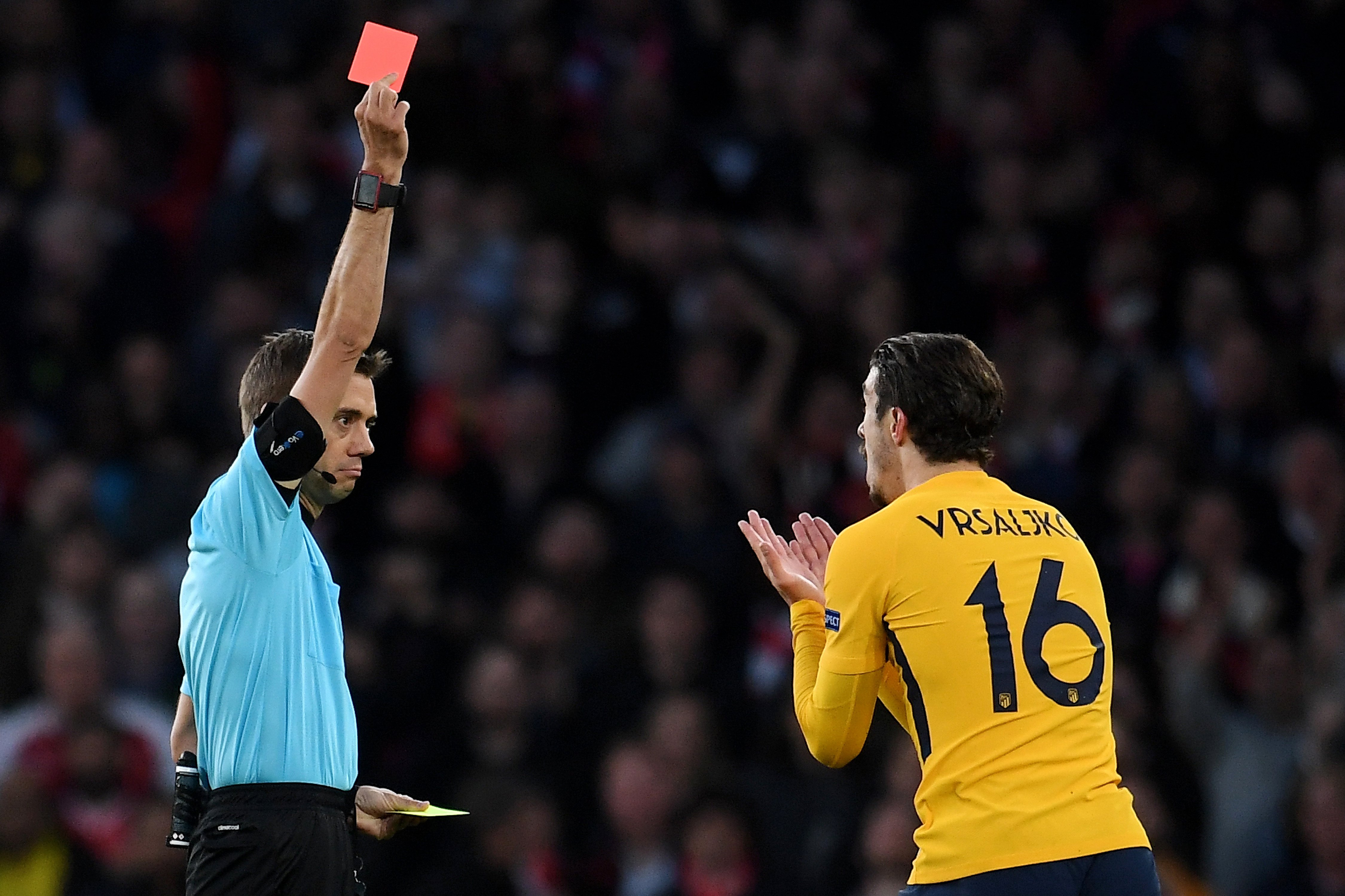 epa06695122 Referee Clement Turpin (L) shows the red card to Atletico's Sime Vrsaljko (R) during the UEFA Europa League first leg, semi final soccer match between Arsenal FC and Atletico Madrid at Emirates stadium in London, Britain, 26 April 2018.  EPA/ANDY RAIN