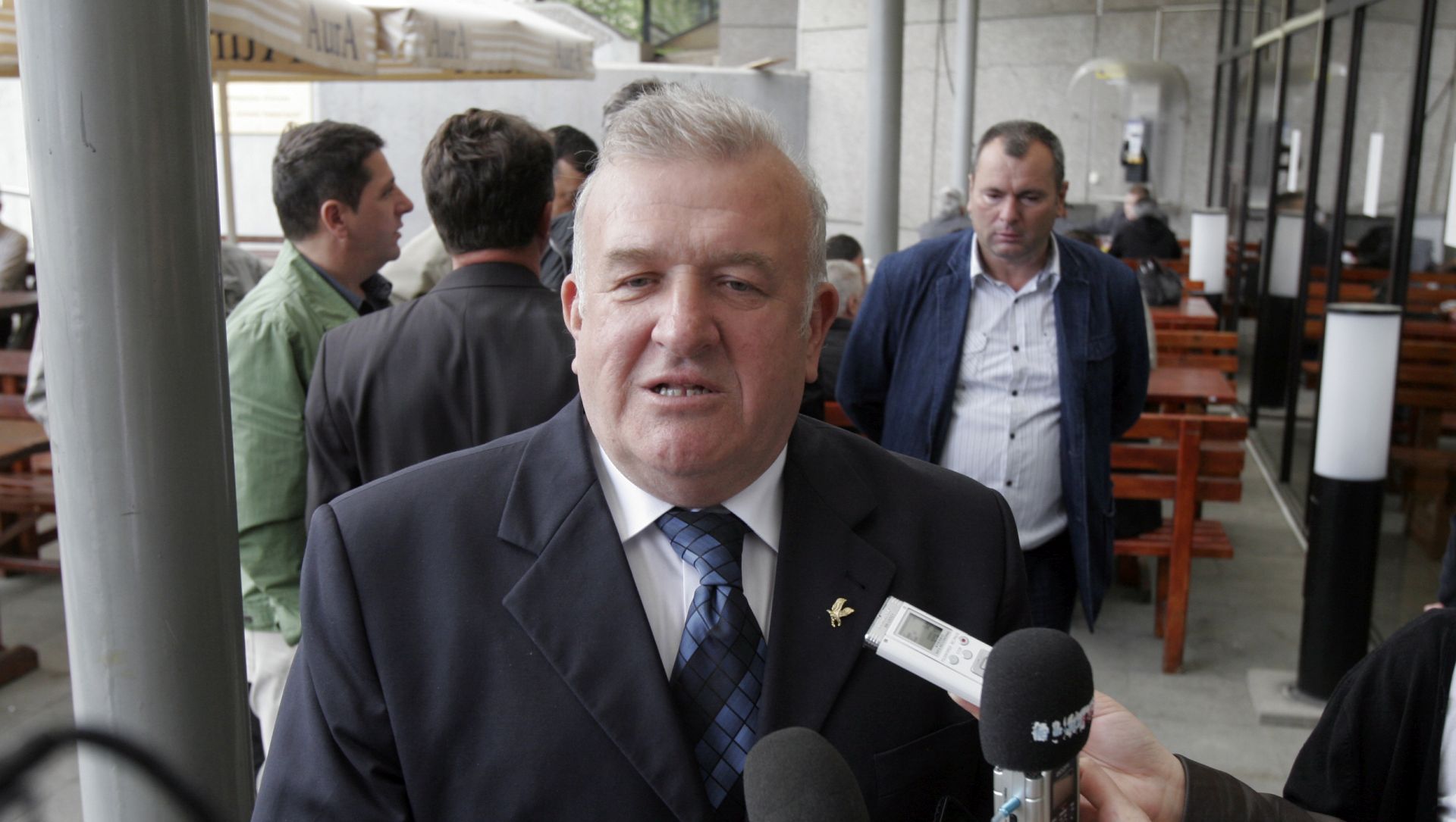 Sarajevo, 27.04.2018. - Arhivska fotografija umirovljenog generala Armije BiH Atifa Dudakoviæa snimljena 9.5.2013 na Zlatnim ljilanima. Tuiteljstvo Bosne i Hercegovine potvrdilo je petak kako se umirovljenog generala Armije BiH Atifa Dudakoviæa, koji je uhiæen u jutarnjim satima u Bihaæu, tereti zbog ratnih zloèina te da je, u sklopu istrage koja se vodi, policija privela ukupno dvanaest osoba.  foto HINA/ FENA/ ml