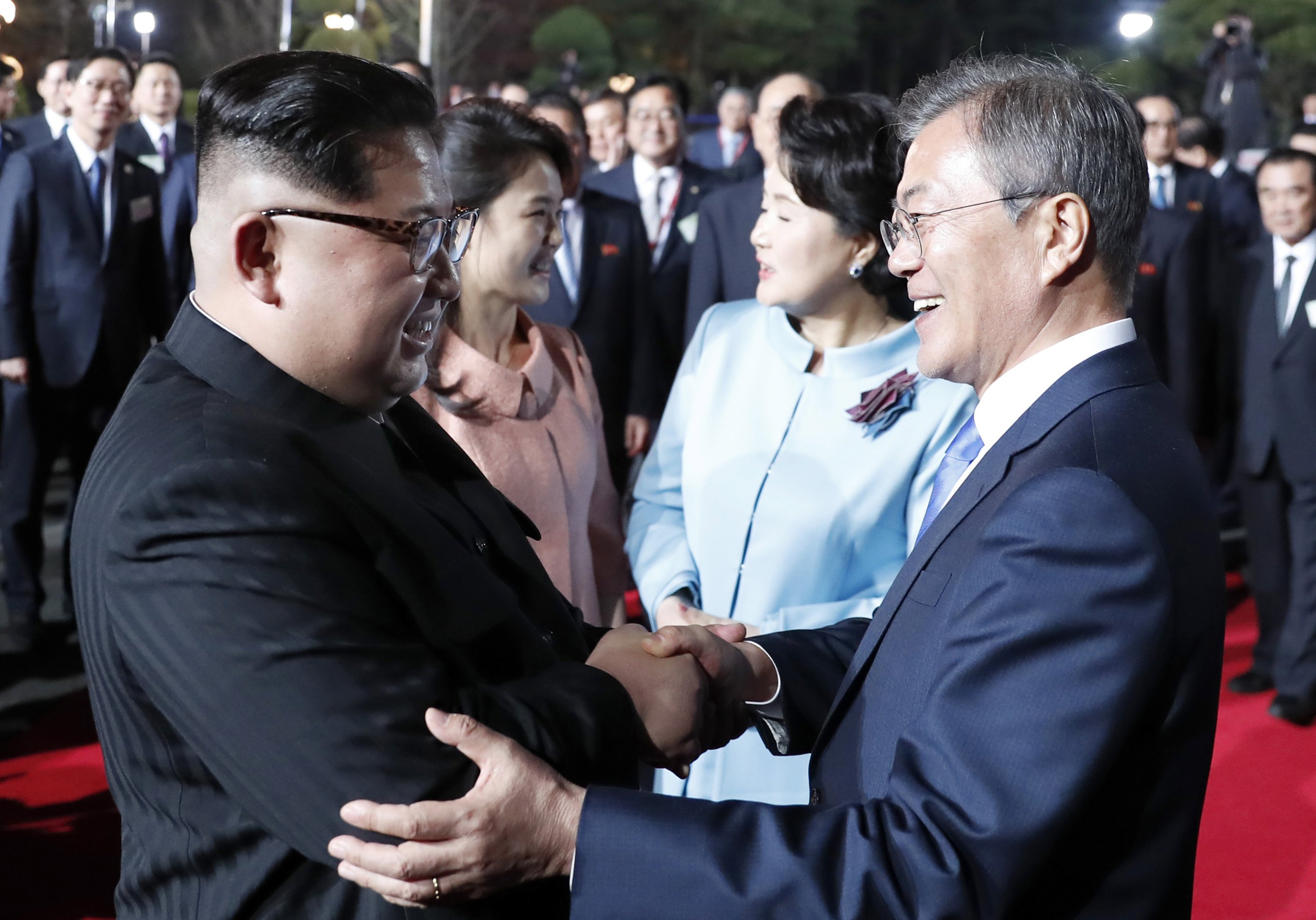 epa06696977 South Korean President Moon Jae-in (R) sees off North Korean leader Kim Jong-un as Kim returns to the North from the Peace House on the Joint Security Area (JSA) on the Demilitarized Zone (DMZ) in the border village of Panmunjom in Paju, South Korea, 27 April 2018. South Korean President Moon Jae-in and North Korean leader Kim Jong-un were meeting at the Peace House in Panmunjom for an inter-Korean summit. The event marks the first time a North Korean leader has crossed the border into South Korea sine the end of hostilities during the Korean War.  EPA/KOREA SUMMIT PRESS / POOL