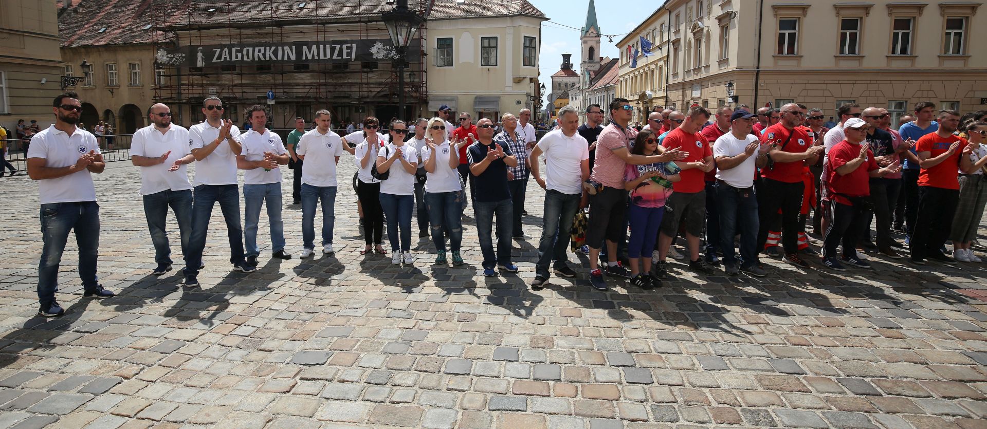 Zagreb, 30.04.2018 - Prosvjed Hrvatskog sindikata hitne medicine (udruen u NHS) odran je na Trgu sv. Marka. Prosvjed se organizira na Nacionalni dan hitne medicinske slube vezano uz reformu mirovinskog sustava i uz beneficirani radni sta.
foto HINA/ Denis CERIÆ /dc