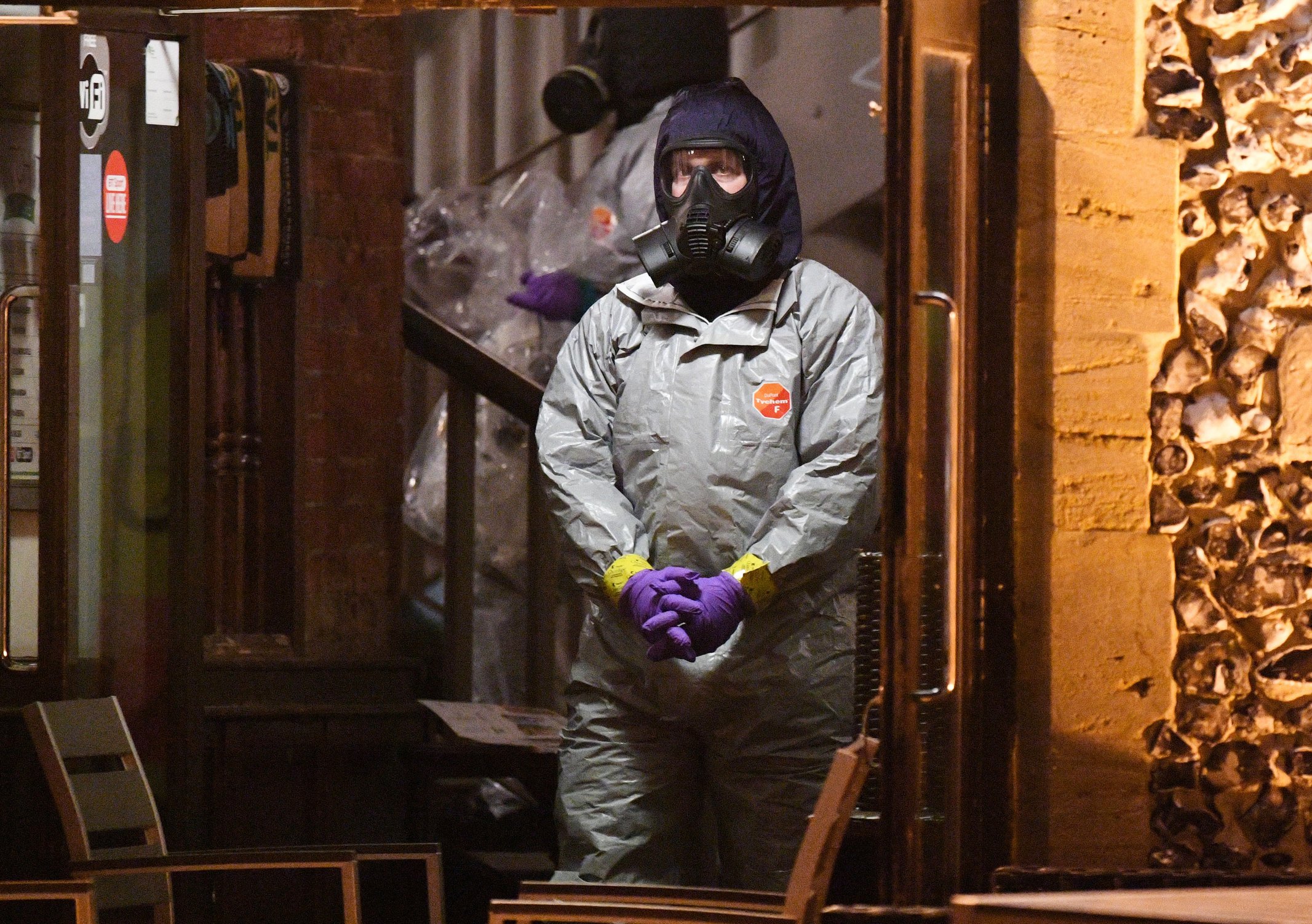 epa06643364 (FILE) - Forensics search The Mill pub in Salisbury in Britain, 14 March 2018 (reissued 03 April 2018). The chief executive of the Defence Science and Technology Laboratory (DSTL) at Porton Down, Gary Aitkenhead, said on 03 April 2018 the laboratory was not able to confirm Russia as the source of novichok nerve agent with which former Russian spy Sergei Skripal and his daughter were attacked. Skripal who lived in Salisbury and his daughter Yulia were found suffering from extreme exposure to a rare nerve agent in Salisbury on 04 March 2018. Skripal and his daughter Yulia remain in a 'very serious' condition.  EPA/FACUNDO ARRIZABALAGA