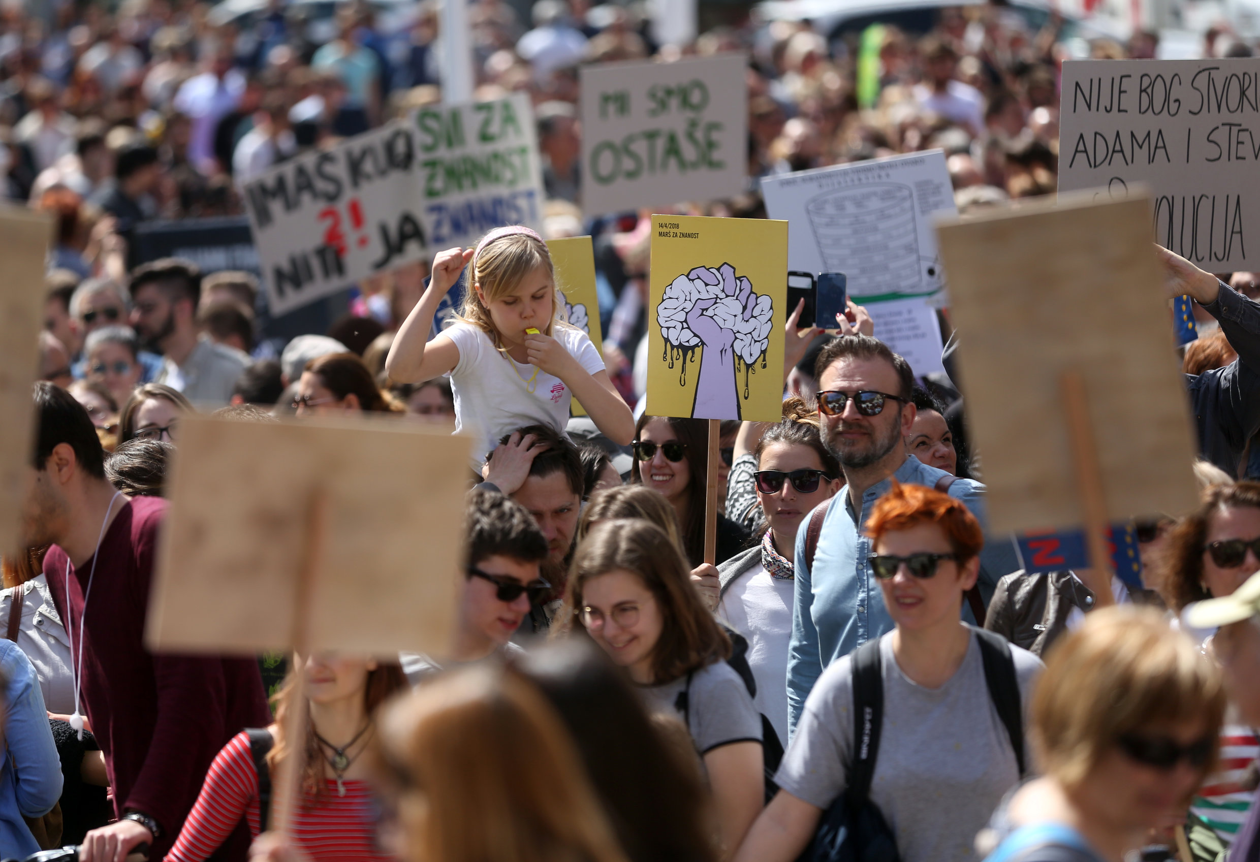 Zagreb, 14.04.2018 - Marš za znanost kojim znanstvenici i građani u cijelom svijetu na simboličan način staju u obranu slobode znanstvenog istraživanja, propitkivanja i urođene ljudske znatiželje.  foto HINA/ Daniel KASAP/ dk
