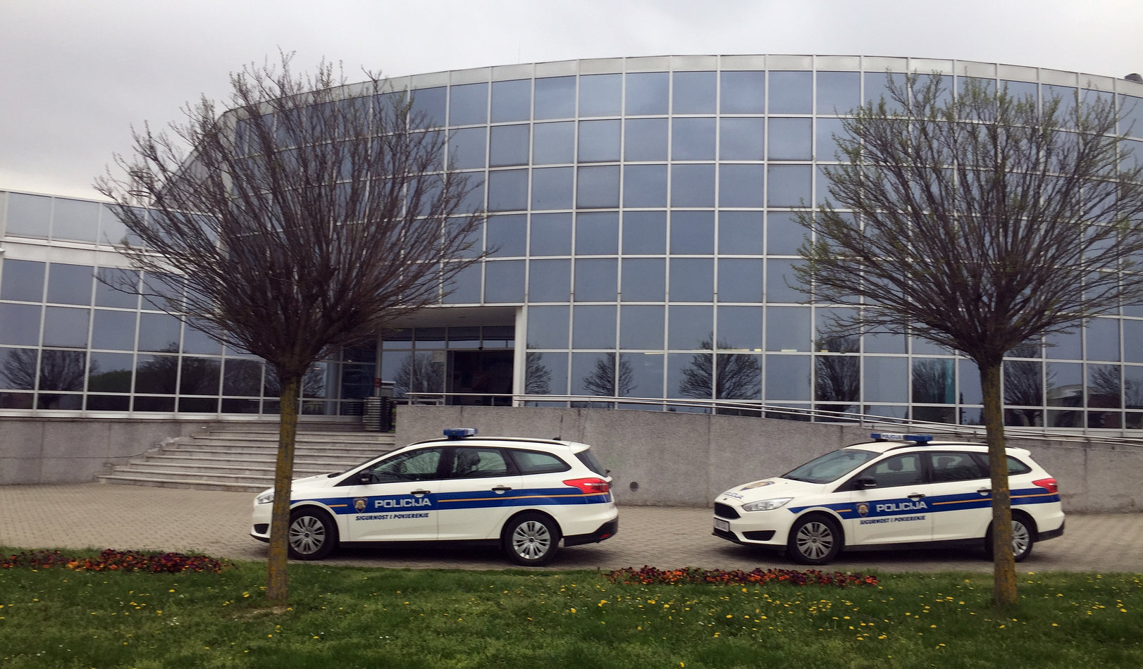 Koprivnica, 15.04.2018. - Na Koprivnièkim Gradskim bazenima Cerine oko 17 sati utopio se osmogodinjak. Prema prvim neslubenim informacijama do tragedije je dolo u dijelu bazena "umjetna rijeka". Na mjesto dogaðaja brzo je stigla ekipa hitne medicinske pomoæi, ali za djeèaka je bilo prekasno. Bazeni su zatvoreni za korisnike ubrzo nakon nemilog dogaðaja. Vie o tragiènom dogaðaju znat æe se nakon to policija obavi oèevid. foto HINA/ ml