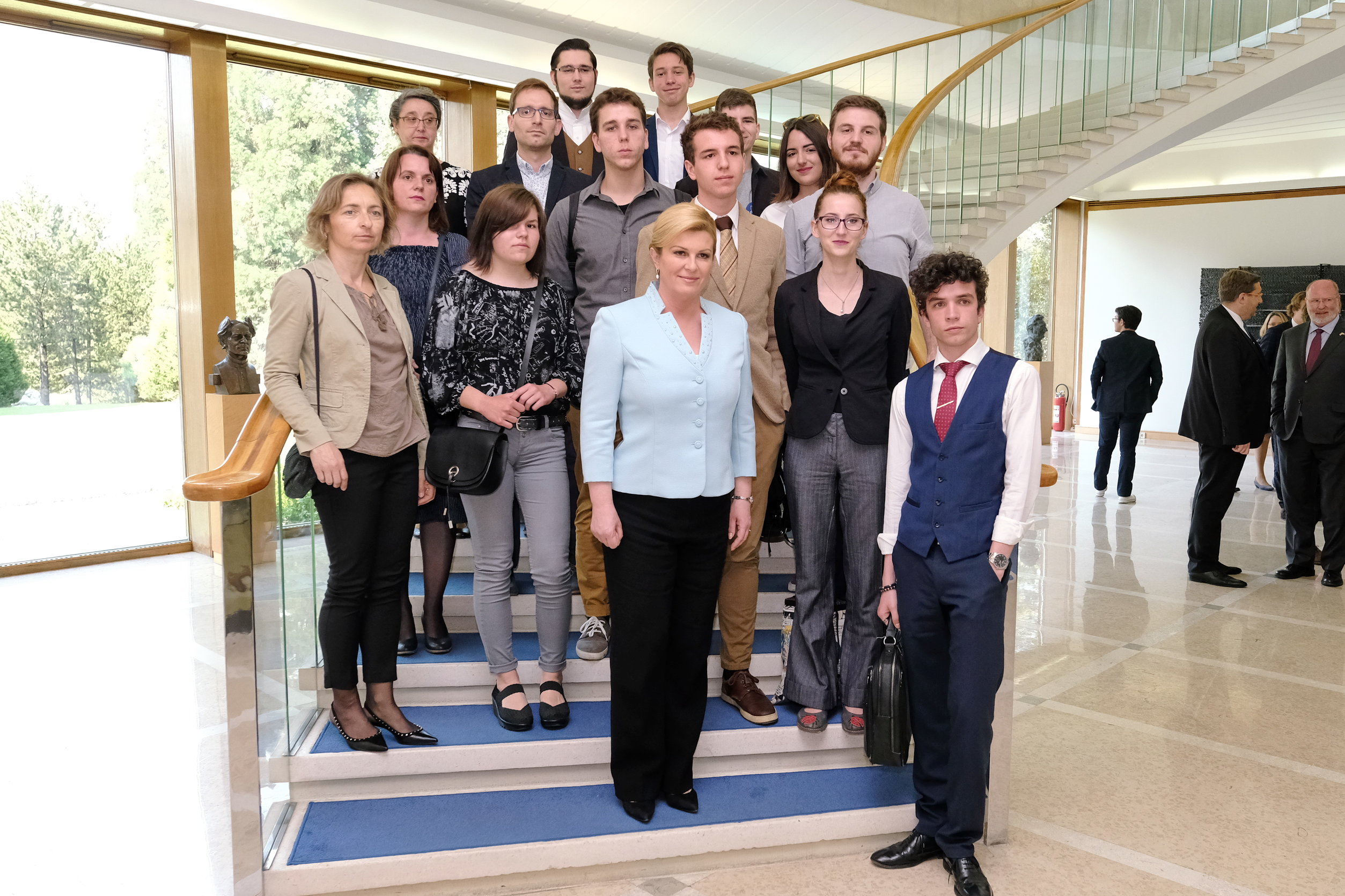 Zagreb, 24.04.2018. - Predsjednica Republike sudjelovala je na prezentaciji projekta "Postani veleposlanica/k na jedan dan i učini nešto za ravnopravnost spolova".
Na fotografiji Kolinda Grabar Kitarović sa srednjoškolcima.
foto HINA/ Edvard ŠUŠAK/ es