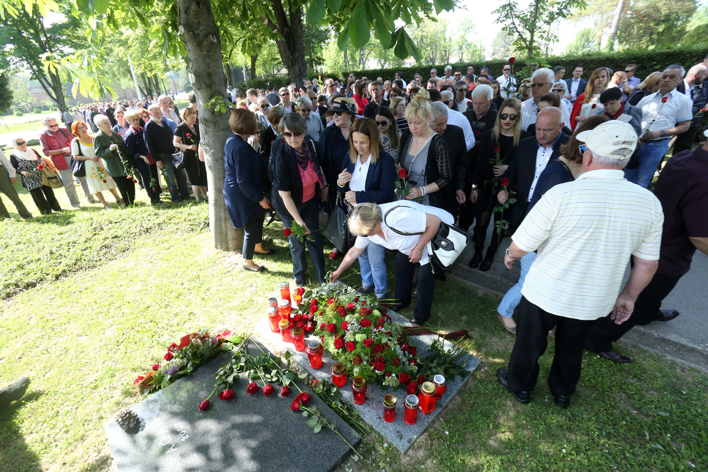 Zagreb, 29.04.2018 - Socijaldemokratska partija Hrvatske obilježila je godišnjicu smrti Ivice Račana, prvog predsjednika SDP-a, polaganjem vijenaca i cvijeća na njegov grob.  foto HINA/ Daniel KASAP/ dk