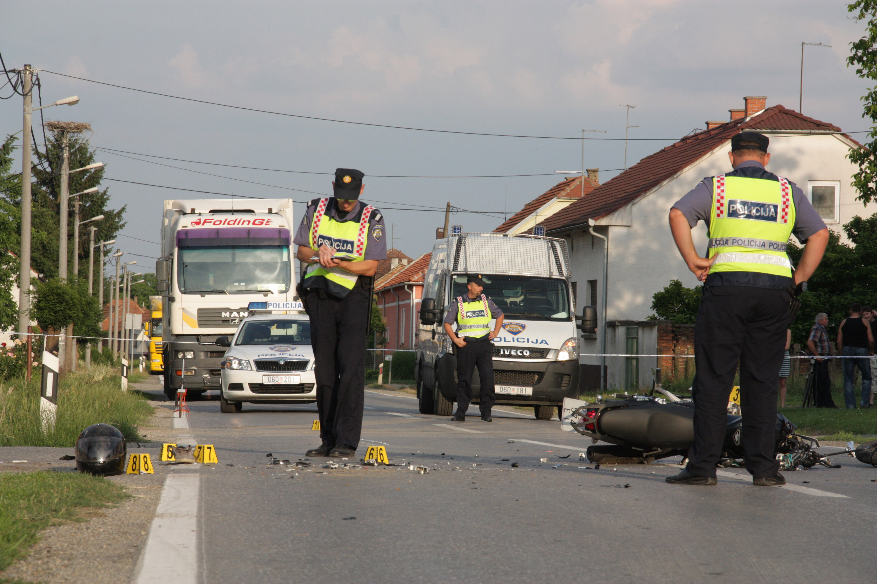 Koprivnica, 13.06.2011 - Teka prometna nesreæa u kojoj su sudjelovali 64-godinji vozaè traktora i 18-godinji motociklist dogodila se oko 17.15 sati u Virju, nedaleko Koprivnice, a do nesreæe je dolo zato to je vozaè traktora pri skretanju s Podravske magistrale u sporednu ulicu oduzeo prednost motociklistu. 
foto FaH/ Ozren PIRANEC/ ik