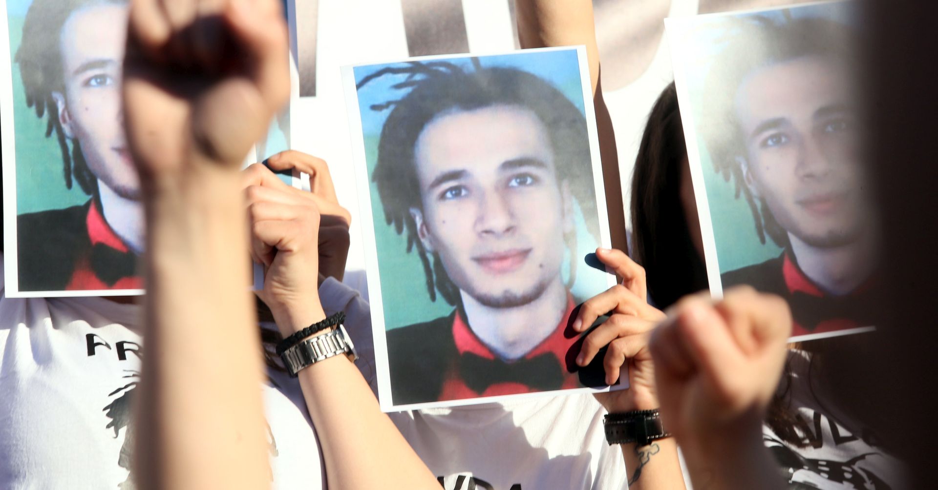 epa06684069 Several thousand citizens of Banja Luka, Prijedor, Modrica, Tuzla, Zenica, Sarajevo and other cities of Bosnia gathered in Banja Luka, Bosnia and Herzegovina, 21 April 2018  asking for justice for 21 year old David Dragicevic, whose body was found in the river Vrbas.  EPA/VLADIMIR STOJKOVIC
