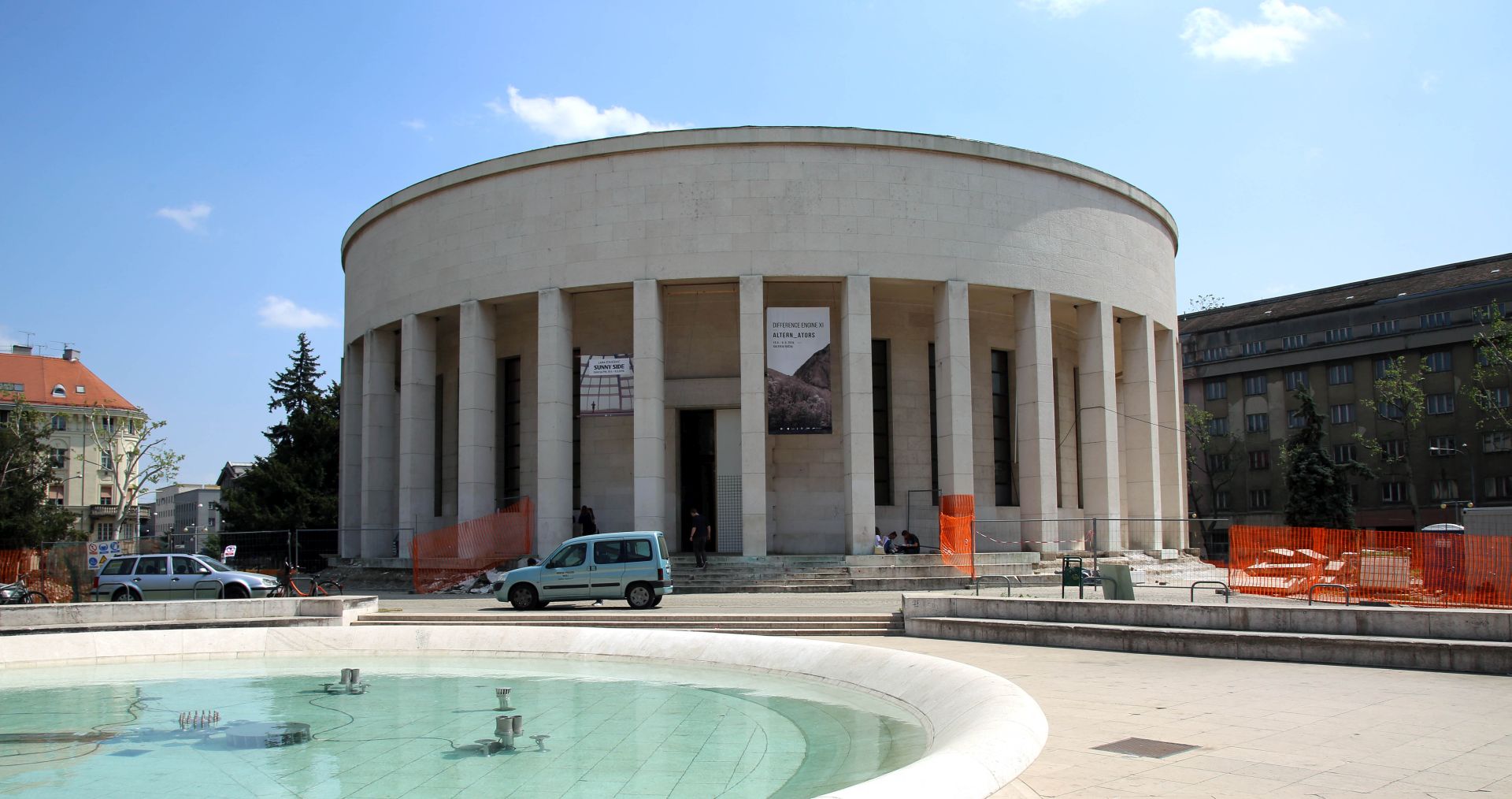 Zagreb, 26.04.2016 - U tjeku su radovi na obnovi stepenita i ureðenju parkovne arhitekture na paviljonu Hrvatskog drutva likovnih umjetnika, zagrepèanima poznatijem kao Damija ili Metroviæev paviljon (prema Metroviæevoj idejnoj skici).
foto HINA /Zvonimir KUHTIÆ/ zk