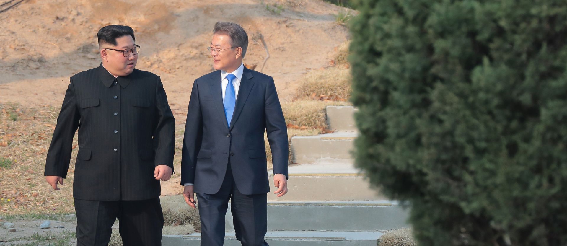 epa06696166 North Korean leader Kim Jong-Un (R) speaks with South Korean President Moon Jae-In (L) as they walk through the the Demilitarized Zone (DMZ) in the border village of Panmunjom in Paju, South Korea, 27 April 2018. South Korean President Moon Jae-in and North Korean leader Kim Jong-un are meeting at the Peace House in Panmunjom for an inter-Korean summit. The event marks the first time a North Korean leader has crossed the border into South Korea since the end of hostilities during the Korean War.  EPA/KOREA SUMMIT PRESS / POOL