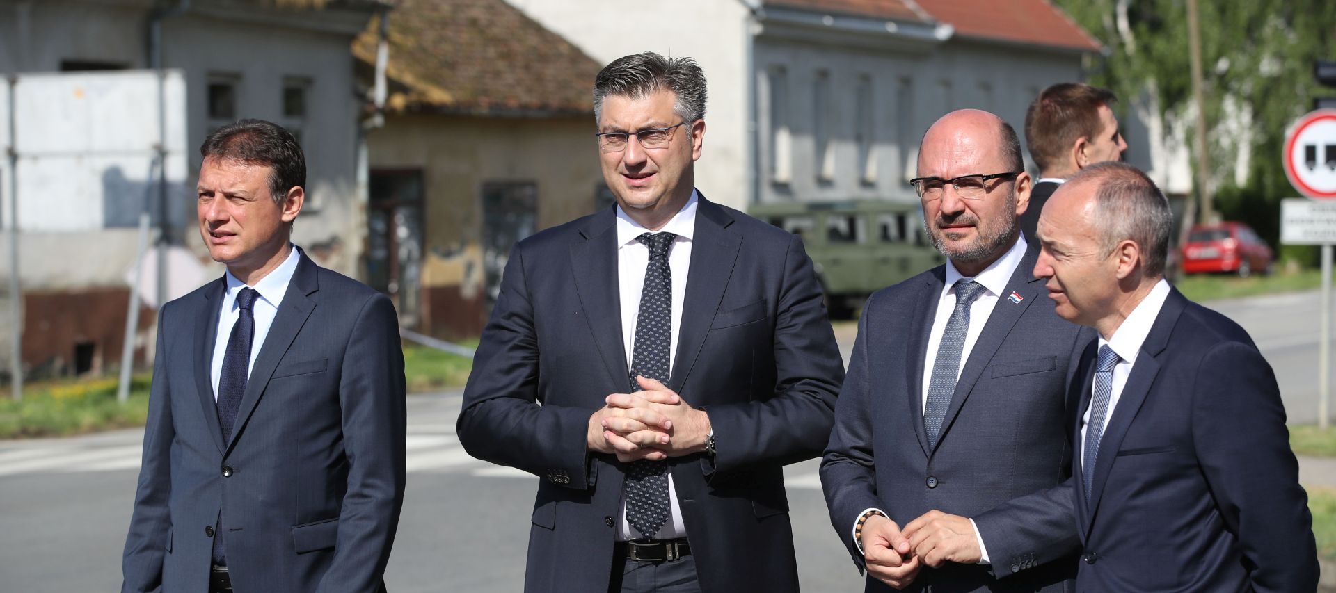 Okuèani, 01.05.2018 -  Hrvatska obiljeava 23. obljetnicu Vojno-redarstvene operacije (VRO) "Bljesak, a na sredinjoj sveèanosti u Okuèanima dravni vrh nazoèio je otkrivanju spomen-obiljeja "Kristalne kocke vedrine u spomen hrvatskim braniteljima poginulima u akciji u kojoj je osloboðena zapadna Slavonija. Na slici Gordan Jandrokoviæ, Andrej Plenkoviæ, Milijan Brkiæ i Damir Krstièeviæ.
foto HINA/ Damir SENÈAR/ ik