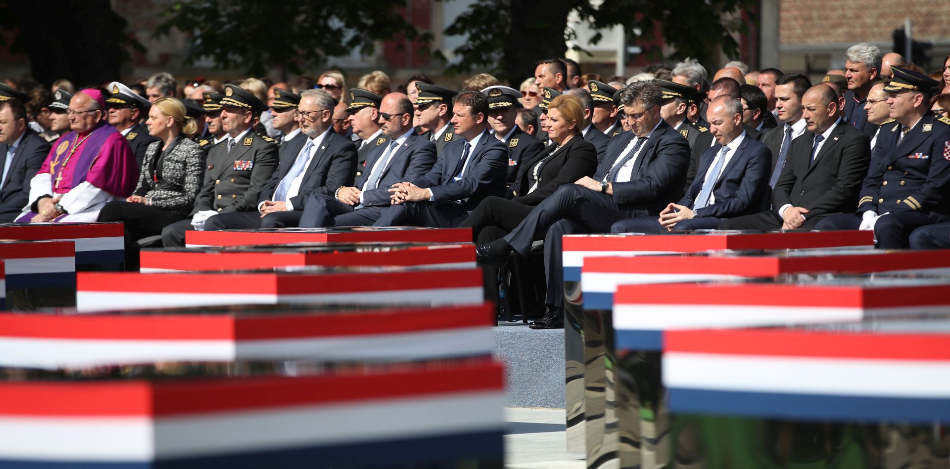 Okuèani, 01.05.2018 - Hrvatska obiljeava 23. obljetnicu Vojno-redarstvene operacije (VRO) "Bljesak, a na sredinjoj sveèanosti u Okuèanima dravni vrh nazoèio je otkrivanju spomen-obiljeja "Kristalne kocke vedrine u spomen hrvatskim braniteljima poginulima u akciji u kojoj je osloboðena zapadna Slavonija. Na slici Mirko undov, Davor Boinoviæ, Milijan Brkiæ, Gordan Jandrokoviæ, Kolinda Grabar- Kitaroviæ, Andrej Plenkoviæ, Damir Krstièeviæ i Tomo Medved.
foto HINA/ Damir SENÈAR/ ik