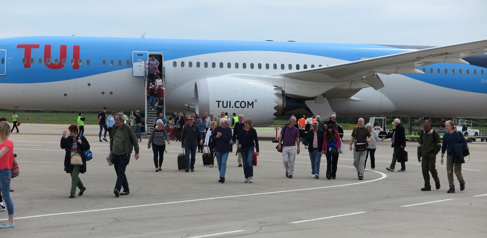 Pula, 1.5.2018 - U pulsku Zraènu luku u utorak je na letu TUI Airwaysa iz London Gatwicka sletio zrakoplov Boeing 787-900 Dreamliner, meðu najveæim zrakoplovima koji su ikad sletjeli u tu zraènu luku. U Pulu je ovim zrakoplovom doputovalo ukupno 329 putnika koji æe iduæih dana boraviti u Istri. Ovo je prvi put da je u Pulu sletio zrakoplov tog tipa, a koji æe od 1. svibnja do 2. listopada svakog utorka prometovati na relaciji London Gatwick - Pula. 
foto HINA/ Daniel SPONZA/ ua