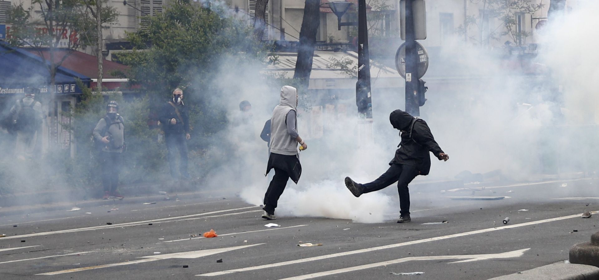 epa06704582 Masked youth protesters clash with french  police forces during the workers from private and public sectors and labor unions demonstration for the annual May Day march, also known as International Workers' Day, in Paris, France, 01 May 2018. French unions led a movement of strikes to protest against government reforms in public services.  EPA/Yoan Valat