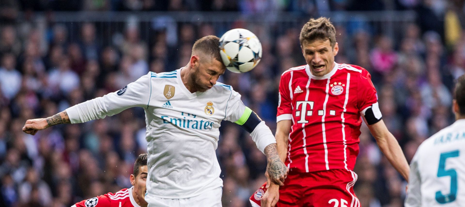 epa06705299 Real Madrid's defender Sergio Ramos (L) and Bayern Munich's forward Thomas Mueller (R) during the UEFA Champions League semi finals second leg match between Real Madrid and Bayern Munich at Santiago Bernabeu stadium in Madrid, Spain, 01 May 2018.  EPA/RODRIGO JIMENEZ