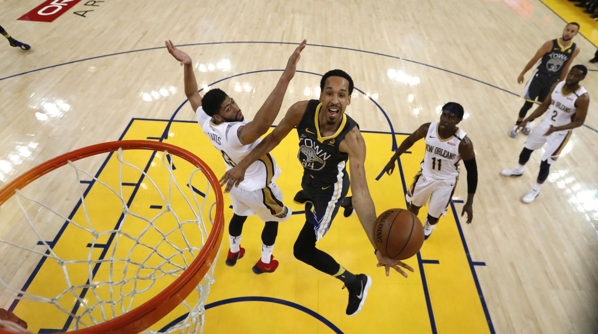 epa06705836 Golden State Warriors guard Shaun Livingston (C) goes to the basket as New Orleans Pelicans forward Anthony Davis (L) defends during the first half of the NBA Western Conference Semifinals Playoffs basketball game two at Oracle Arena in Oakland, California, USA, 01 May 2018.  EPA/JOHN G. MABANGLO / POOL  SHUTTERSTOCK OUT