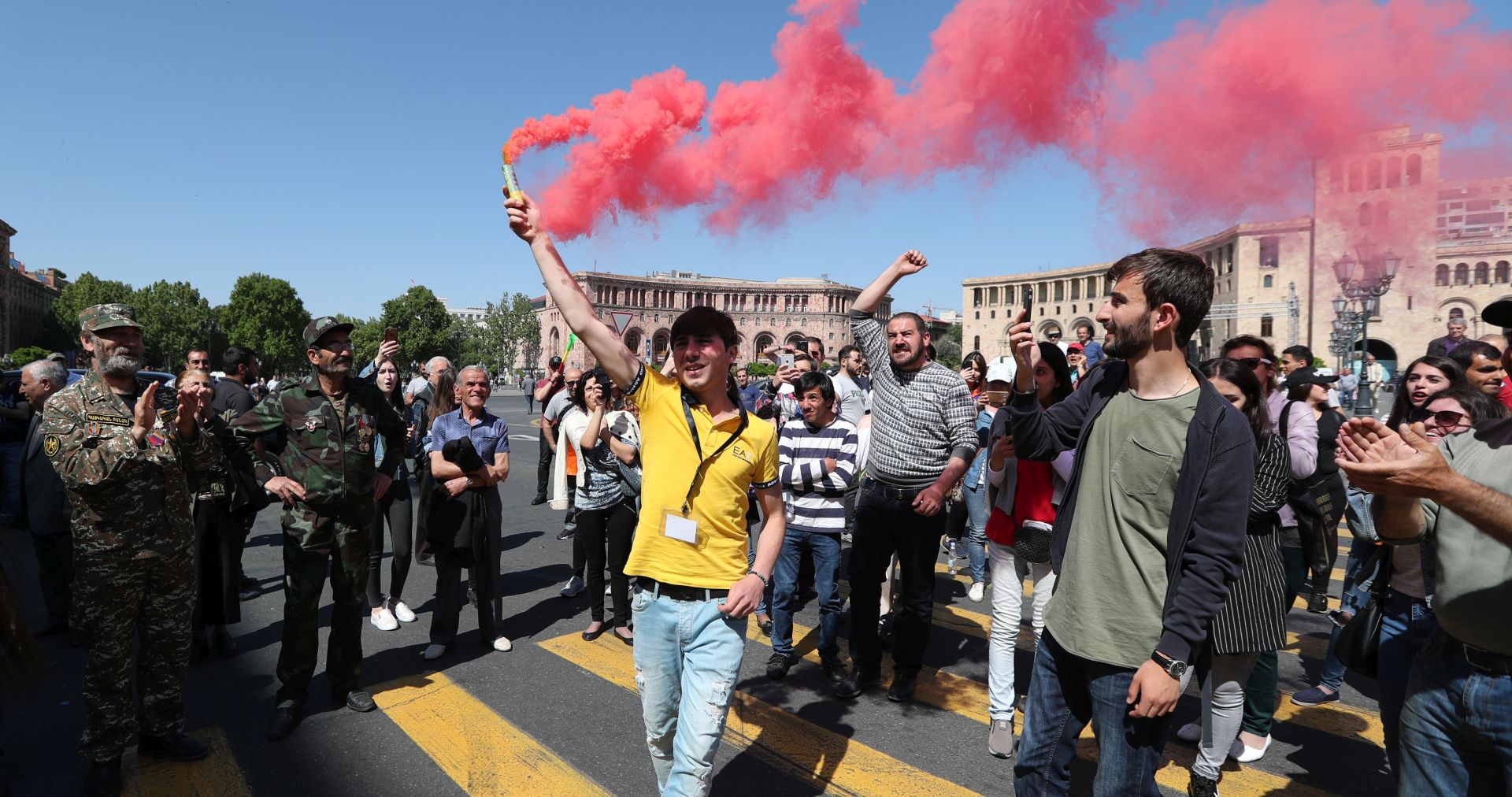 epa06705892 Armenian protestors block a street in Yerevan, Armenia, 02 May 2018. Opposition supporters demand that the acting prime minister, a representative of the ruling Republican Party of Armenia, be replaced by a people's candidate before early parliamentary elections take place.  EPA/ZURAB KURTSIKIDZE