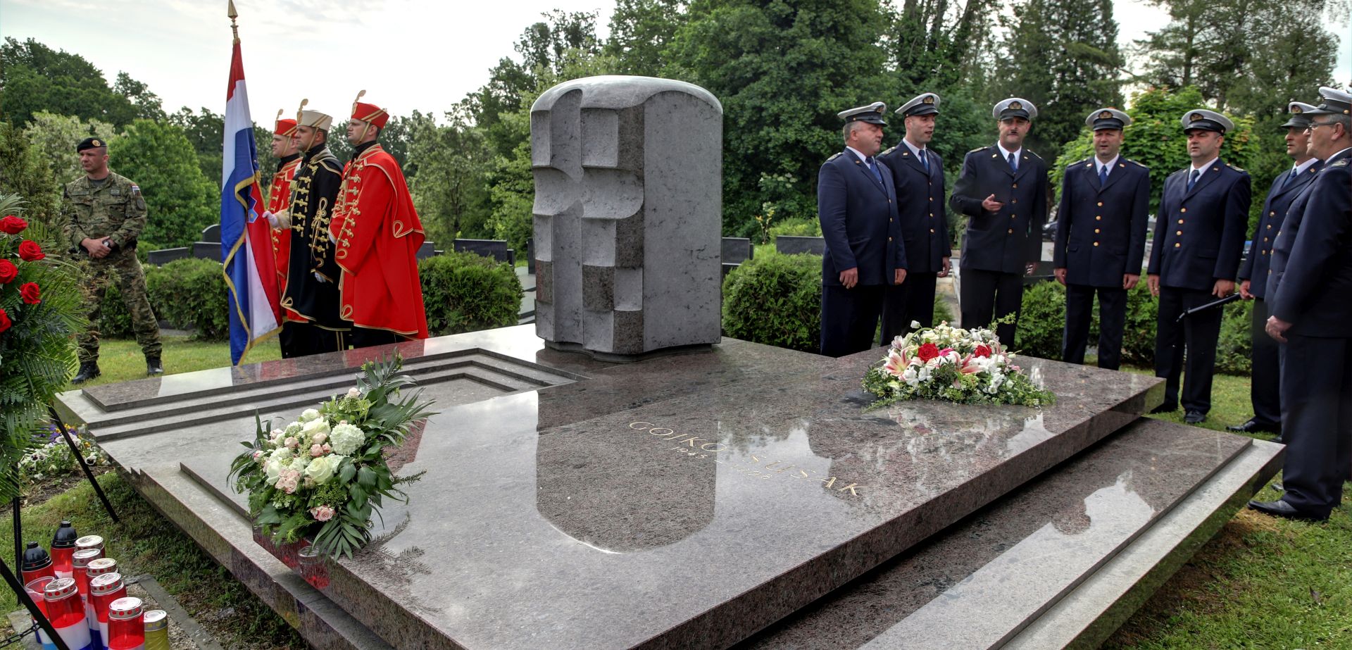 Zagreb, 03.05.2018 - Polaganje vijenaca na grobnici ratnog ministra obrane Republike Hrvatske Gojka uka, na zagrebaèkom Mirogoju, u povodu 20. obljetnice njegove smrti. 
foto HINA/ Damir SENÈAR /ds