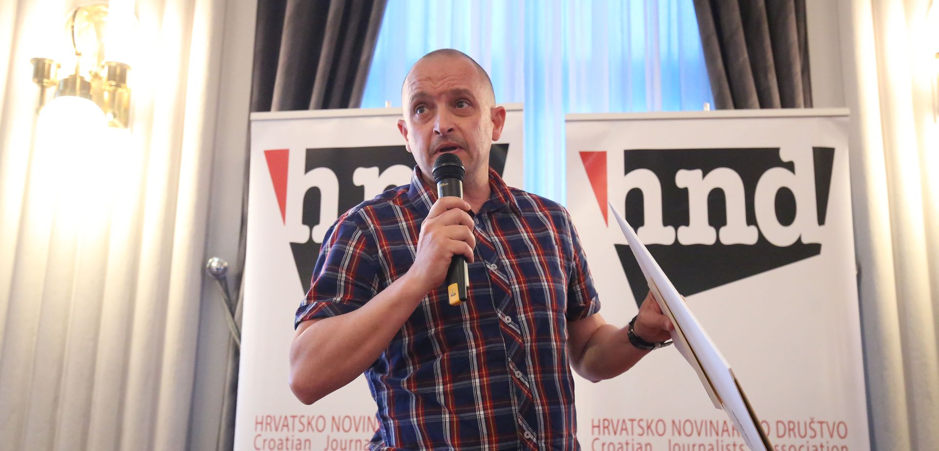 Zagreb, 03.05.2018 - U povodu 3. svibnja, Svjetskog dana slobode medija, odrana je tradicionalna godinja dodjela nagrada Hrvatskog novinarskog drutva (HND). Natjecao se veliki broj novinarki i novinara, a nagrade se dodjeljuju u devet kategorija: za pisano, za radijsko, za televizijsko, za internet i istraivaèko novinarstvo, kao i za novinsku fotografiju, snimateljski rad, za ivotno djelo i za Novinara godine. Na fotografiji dobitnik nagrade Nika Antonini za novinsku fotografiju fotoreporter Nacionala Saa Zinaja.
 foto HINA/ Denis CERIÆ /dc