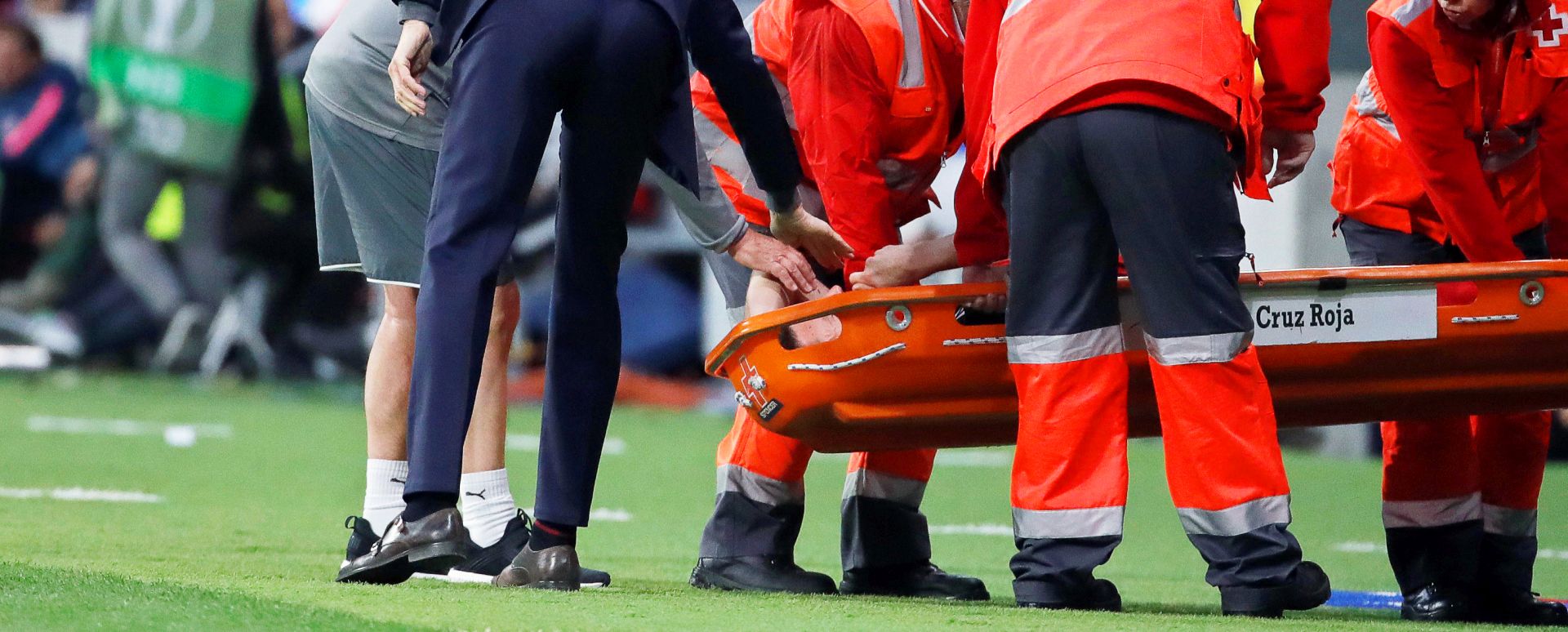 epa06709522 Arsenal's manager Arsene Wenger (L) looks after Arsenal's defender Laurent Koscielny (C) who is stretchered off the pitch after being injured during the UEFA Europa League semi final, second leg soccer match between Atletico Madrid and Arsenal FC at Metropolitano stadium in Madrid, Spain, 03 May 2018.  EPA/JUANJO MARTIN