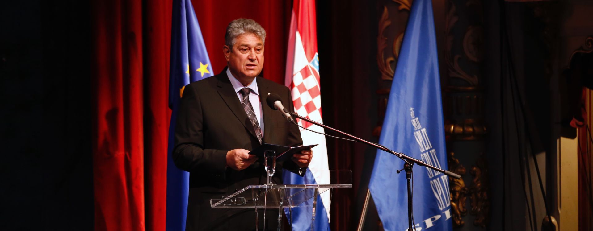 Split, 04.05.2018. - U Hrvatskom Narodnom Kazalištu Split održana je svečana sjednica Gradskog vijeća kojoj su prisustvovali i članovi Vlade RH. Na fotografiji predsjednik Gradskog vijeća Jure Šundov.
foto HINA/ Miroslav Lelas/ lm