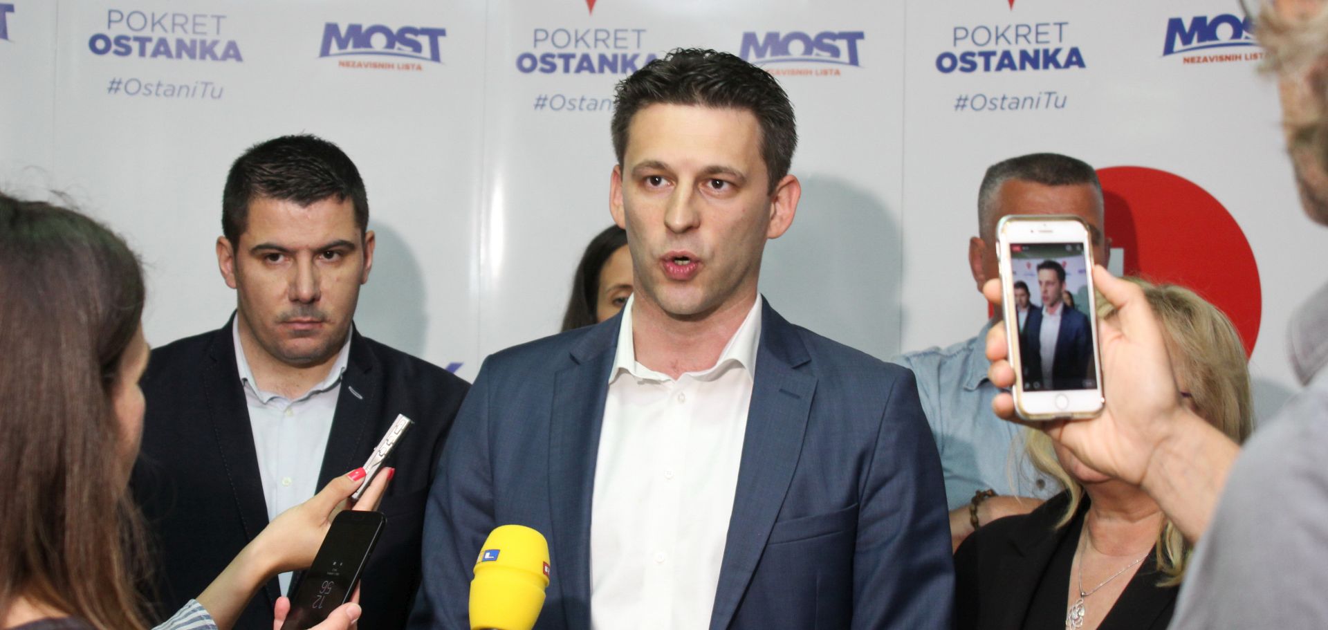 Metkoviæ, 05.05.2018 - Most nezavisnih lista u subotu je u Gradskom kulturnom sreditu u Metkoviæu odrao osmu konvenciju "Pokret ostanka" na kojoj je i u tom dijelu Hrvatske  predstavio sedam inicijativa kojima je "cilj omoguæiti graðanima, osobito mladim ljudima, da mogu planirati svoju buduænost u svojoj zemlji". Na slici Boo Petrov.
foto HINA/ Jure DIVIÆ/ ik