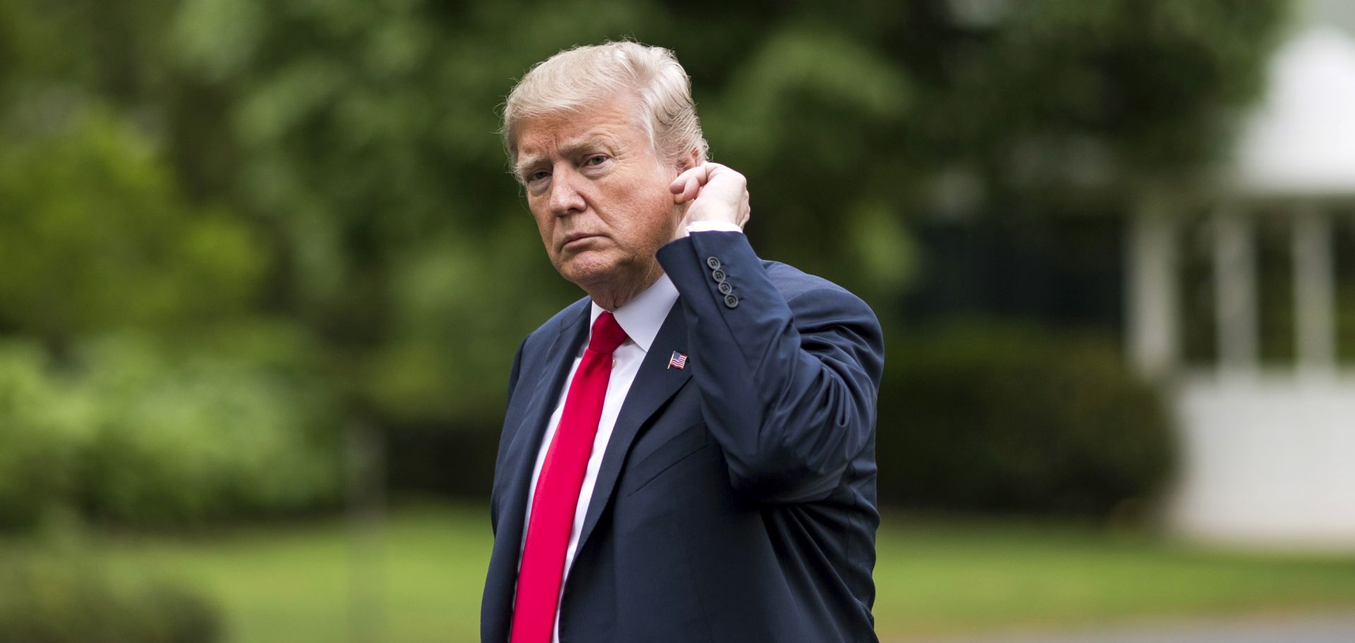 epa06713972 US President Donald J. Trump crosses the South Lawn after arriving at the White House  in Washington, DC, USA, 05 May 2018. President Trump traveled to Cleveland, Ohio to speak at Public Hall ahead of state primary elections.  EPA/Zach Gibson / POOL ISP POOL