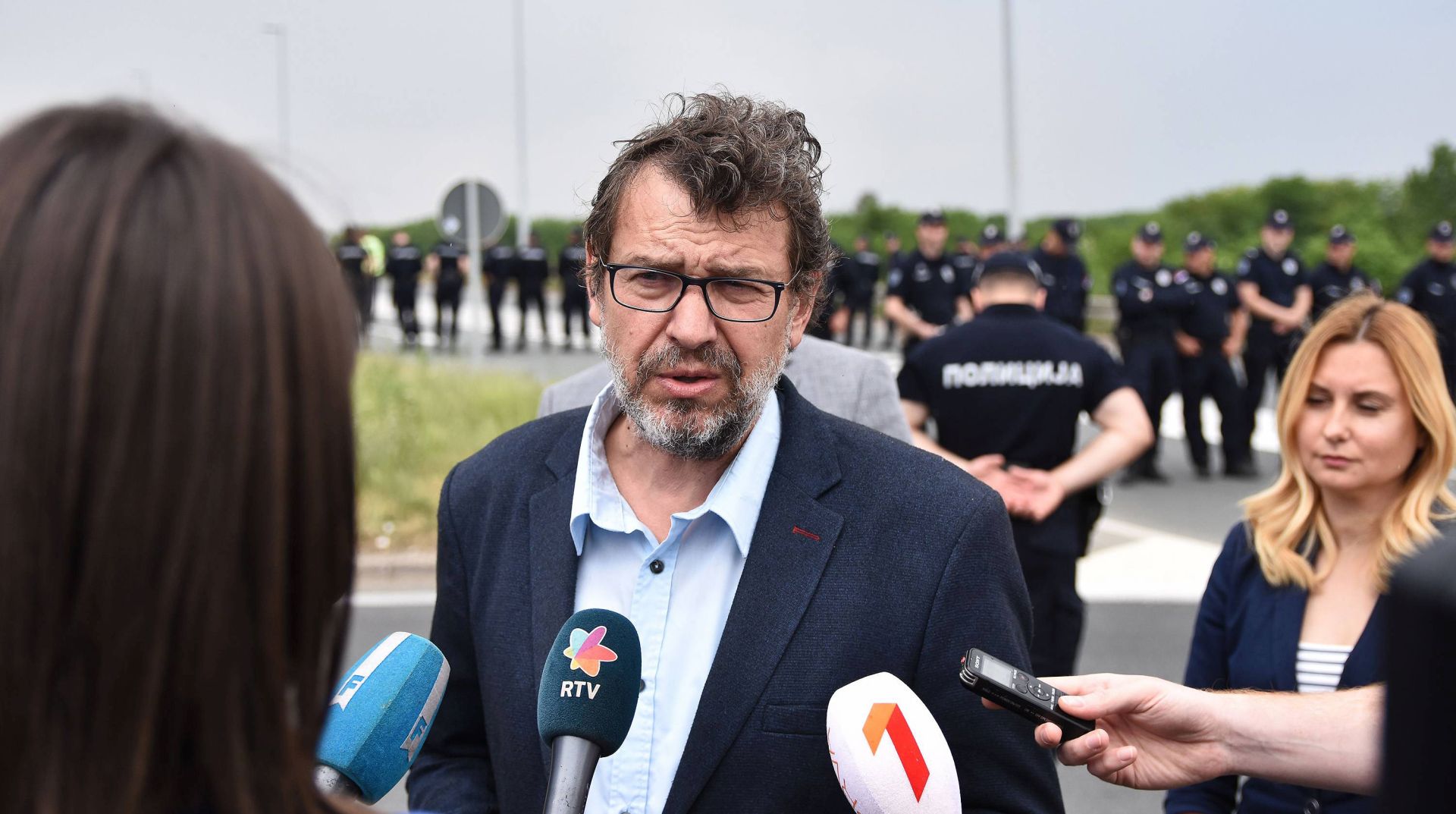 Subotica, 06.05.2018 - Voða vojvoðanskih Hrvata Tomislav igmanov rekao je u nedjelju da je zadovoljan je to je policija sprijeèila miting Srpske radikalne stranke u Hrtkovcima, ali istièe da nije nestao uzrok straha Hrvata u tom srijemskom selu."Mir je saèuvan, skupa kao ni ozbiljnijih incidenata nije bilo, stanovnitvo u Hrtkovcima moe biti zadovoljno. No generalno, jo uvijek razlog zbog èega se ovo dogaða, a to je meðu ostalim  relativiziranje dogaðaja iz devedesetih u kojima su Hrvati bili rtve, nije nestao, rekao je igmanov u telefonskoj izjavi hrvatskim medijima u Vojvodini. Predsjednik Demokratskog saveza Hrvata u Vojvodini dodao je da je srbijanska policija korektno odradila posao blokirajuæi dolakaz radikala, ali da s druge strane u selo nisu mogli doæi ni oni koji su eljeli dati potporu graðanima.
foto HINA/ BETAPHOTO/ Dragan GOJIÆ/ ik
