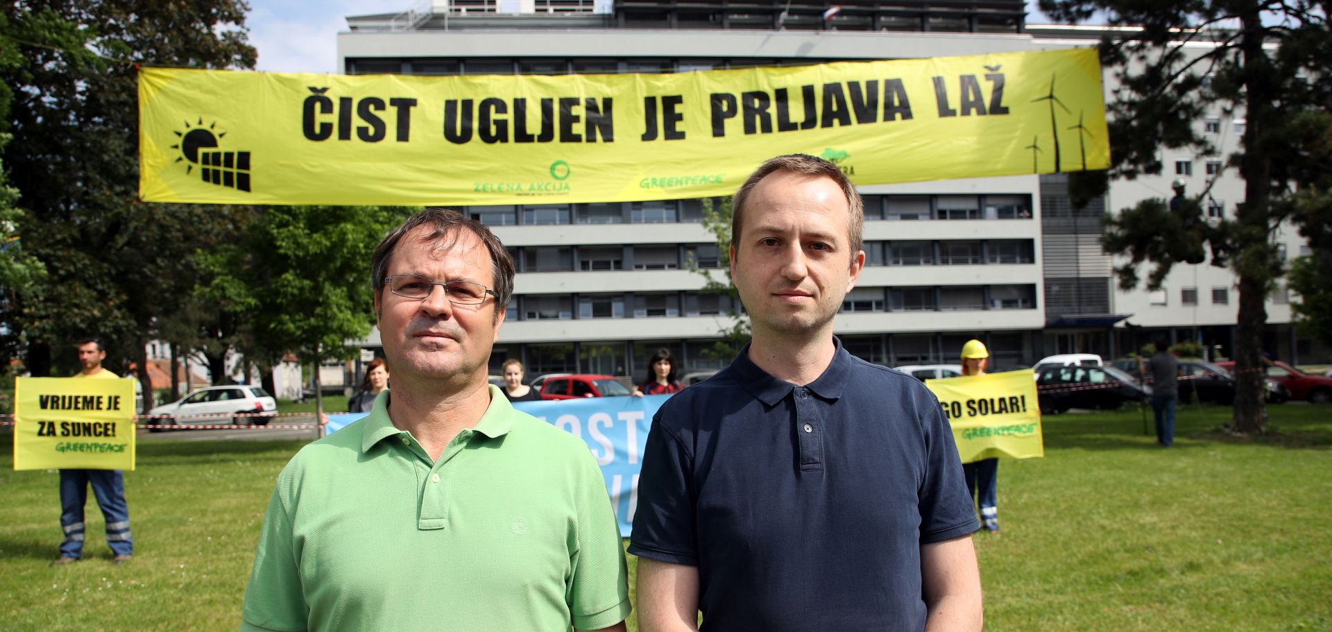 Zagreb, 07.05.2018 - Akcija Greenpeacea, Zelene akcije i Zelene Istre o vanom trenutku za energetsku buduænost, kada se odluèuje hoæe li u Hrvatskoj i dalje dominirati projekti fosilnih goriva - nafta, plin pa èak i  uvozni ugljen - ili æe se okrenuti obnovljivim izvorima energije za koje ima izvanredne potencijale. Na slici Zoran Tomiæ iz Greenpeacea i Bernard Ivèiæ iz Zelene Akcije.
foto HINA/ Damir SENÈAR /ds