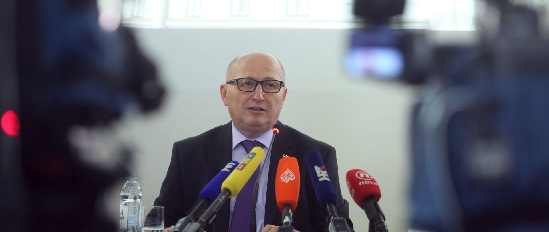 Zagreb, 08.05.2018 - Predsjednik Ustavnog suda Miroslav Šeparović na konferenciji za medije objavio je odluku o ocjeni suglasnosti s Ustavom Zakona o postupku izvanredne uprave u trgovačkim društvima od sistemskog značaja za Republiku Hrvatsku.
Na fotografiji Miroslav Šeparović. foto HINA/ Daniel KASAP/ dkAP/ dk