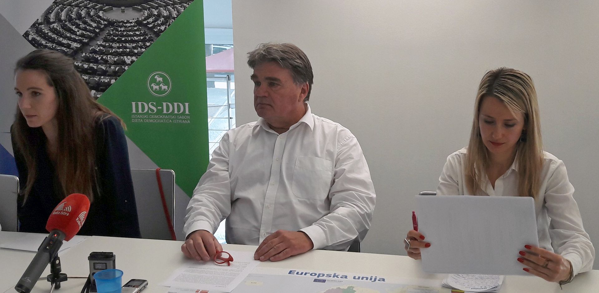 Pula, 8.5.2018 - IDS-ov zastupnik u Europskom parlamentu Ivan Jakovèiæ rekao je u utorak u Puli da pozivi na izlazak iz Europske unije definitivno znaèe samo osiromaenje graðana Hrvatske te poruèio da Europa nije idealna ali nema alternative. "Europa nije idealna, ali nema alternative. Ja nisam euroidealist, niti taj koji misli da je Europska unija idealna tvorevina, veæ mislim da je treba reformirati. No, za razliku od onih koji ele vie nejedinstva, ja sam za vie jedinstva i produbljivanje Europske unije i stvaranje nove energetske unije, za digitalnu politiku i uniju a ne za 27 razlièitih politika", istaknuo je Jakovèiæ na konferenciji za novinare u povodu Dana Europe i Europskog tjedna. 
foto HINA/ Daniel SPONZA/ ua