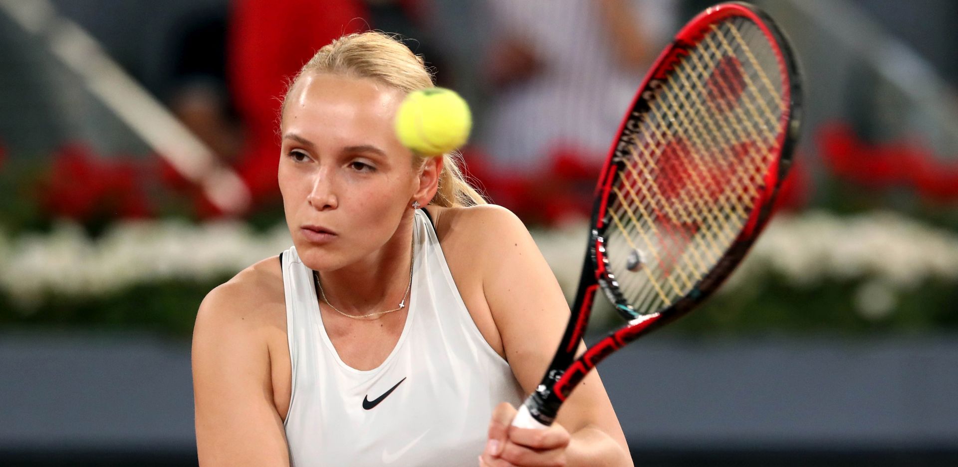 epa06720453 Donna Vekic of Croatia in action against Garbine Muguruza of Spain during their second round match at the 2018 Mutua Madrid Open tennis tournament at Caja Magica in Madrid, Spain, 08 May 2018.  EPA/KIKO HUESCA