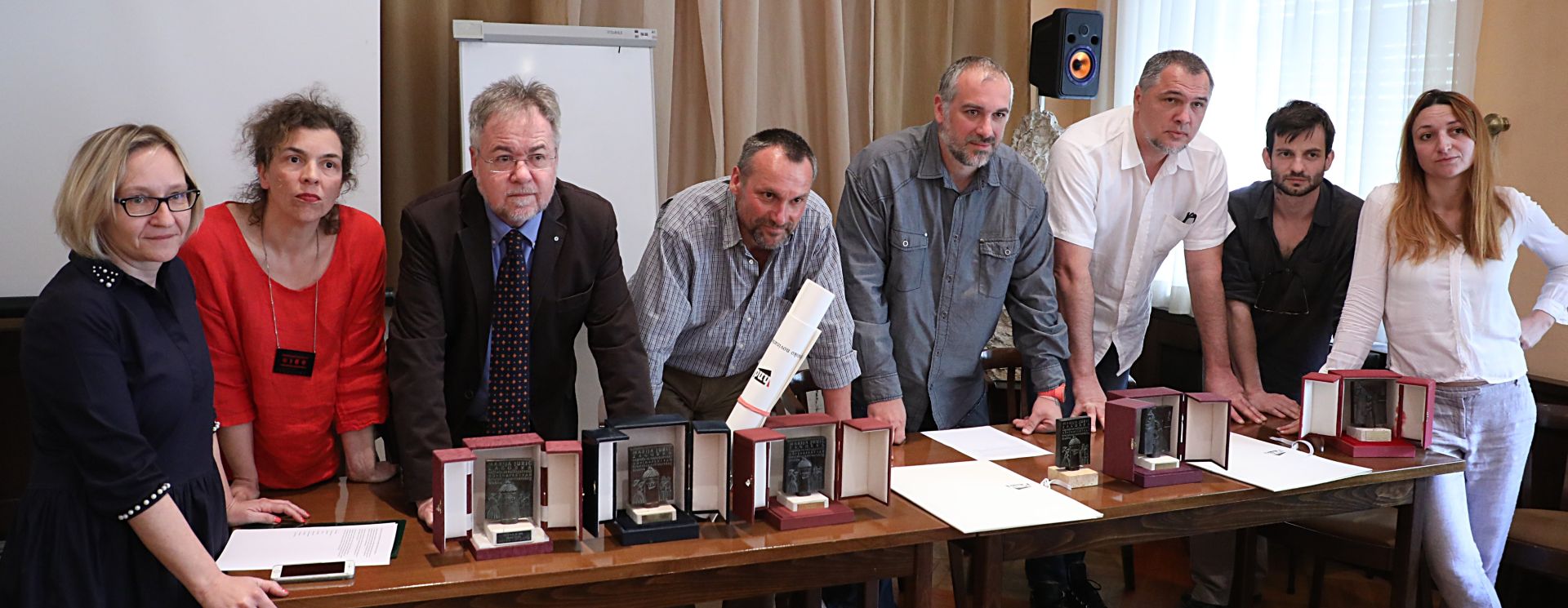 Zagreb, 09.05.2018. - Konferencija za medije u povodu spornog dodjeljivanja nagrade za televizijsko novinarstvo za 2017. a to je rezultiralo odlukom da dio novinara vrati HND-u nagrade koje su dobili proteklih godina. Na fotografiji Zinka Bardiæ, Ljubica Letiniæ, Drago Pilsel, Boris Paveliæ, Vojislav Mazzocco, Ernest Marinkoviæ, Jerko Bakotin, Ana Benaèiæ. foto HINA/ Lana SLIVAR DOMINIÆ/ lsd