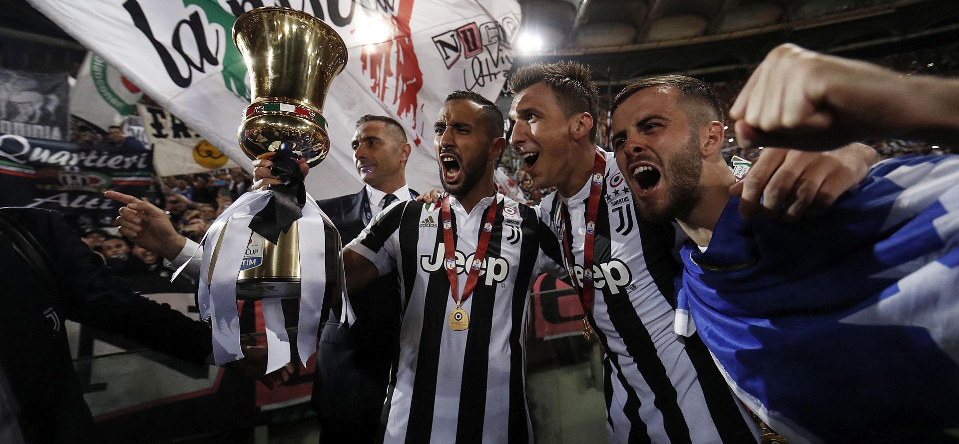 epa06724067 Juventus' Mehdi Benatia (S-D), Mario Mandzukic and Miralem Pjanic celebrate the victory after the Italian Cup final soccer match Milan vs Juventus at Olimpico stadium in Rome, Italy, 9 May 2018.  EPA/RICCARDO ANTIMIANI