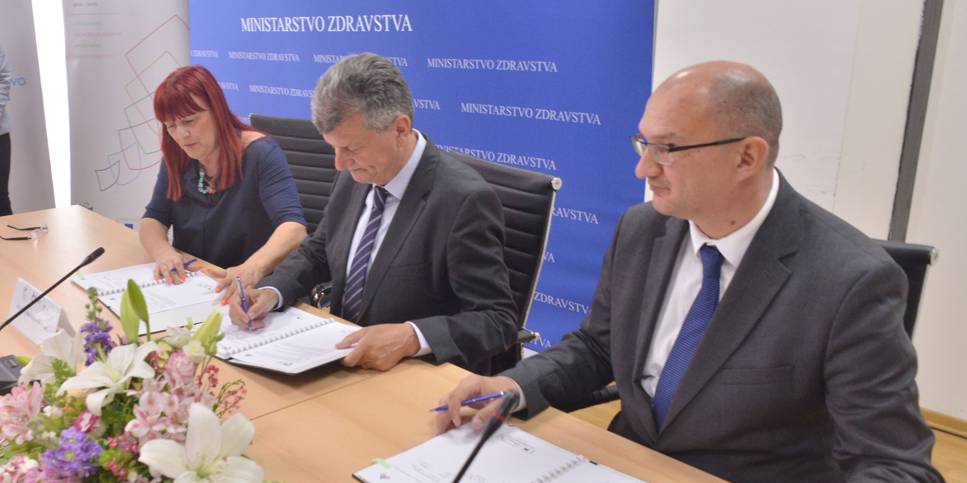 Zagreb, 14.05.2018 - U Ministarstvu zdravstva sveèano je potpisan Ugovor o dodjeli bespovratnih sredstava iz Europskog socijalnog fonda, u okviru Operativnog programa "Uèinkoviti ljudski potencijali" za razdoblje 2014. - 2020. Rijeè je o bespovratnim sredstvima koje Ministarstvo zdravstva ugovara iz Europskog socijalnog fonda u financijskoj perspektivi od 2014. do 2020. Na fotografiji Maja Grba Bujeviæ, Milan Kujundiæ, Ante Lonèar.
foto HINA/ Admir BULJUBAIÆ/ abu