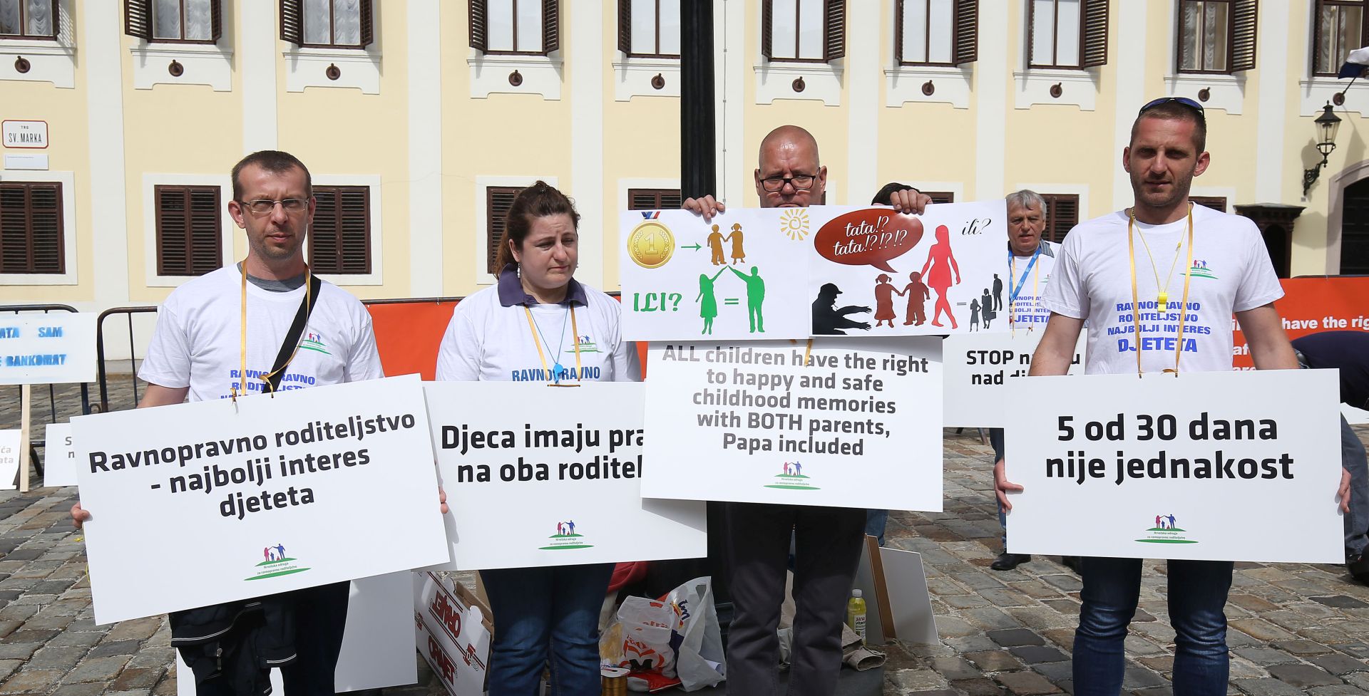 Zagreb, 15.05.2018 - Hrvatska udruga za ravnopravno roditeljstvo  odrala je na Trgu Svetog Marka, prosvjed "Stop nasilju nad djecom i oèevima" kako bi upozorila na uskraæivanje prava djece na oba roditelja nakon prekida braène ili izvanbraène zajednice. Takoðer, kako istièu, ele upozoriti na ikaniranje oèeva od strane institucija, posebno centara za socijalnu skrb i sudova. Prosvjed se odrava u povodu Meðunarodnog dana obitelji koji se obiljeava 15. svibnja.
foto HINA/ Denis CERIÆ /dc